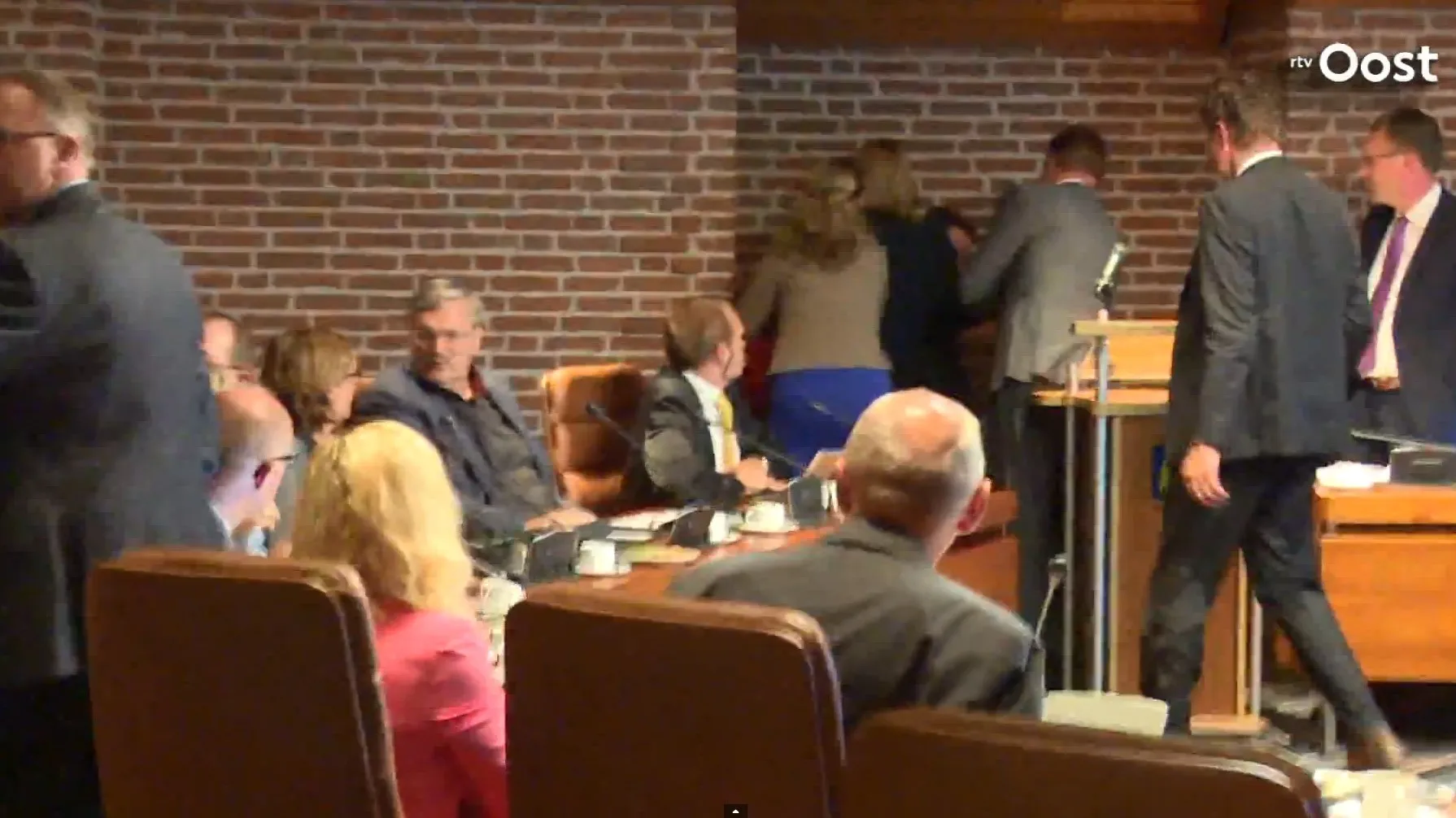 video still tumulteuze raadsvergadering rtvoost e1444242861250