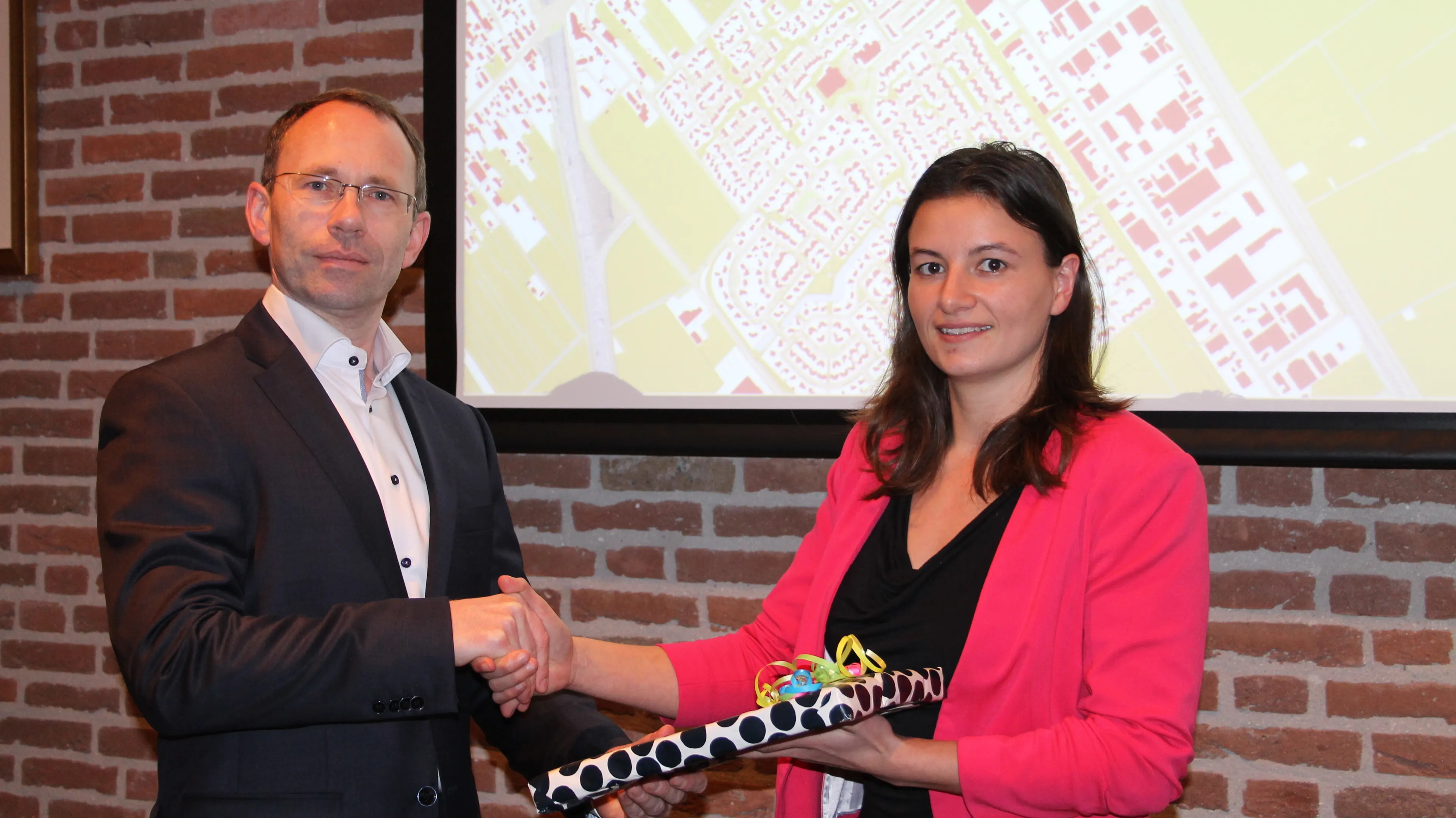 wethouder de jong ontvangt een plaquette van flori spoelstra van het ministerie van ienm e1455042647710