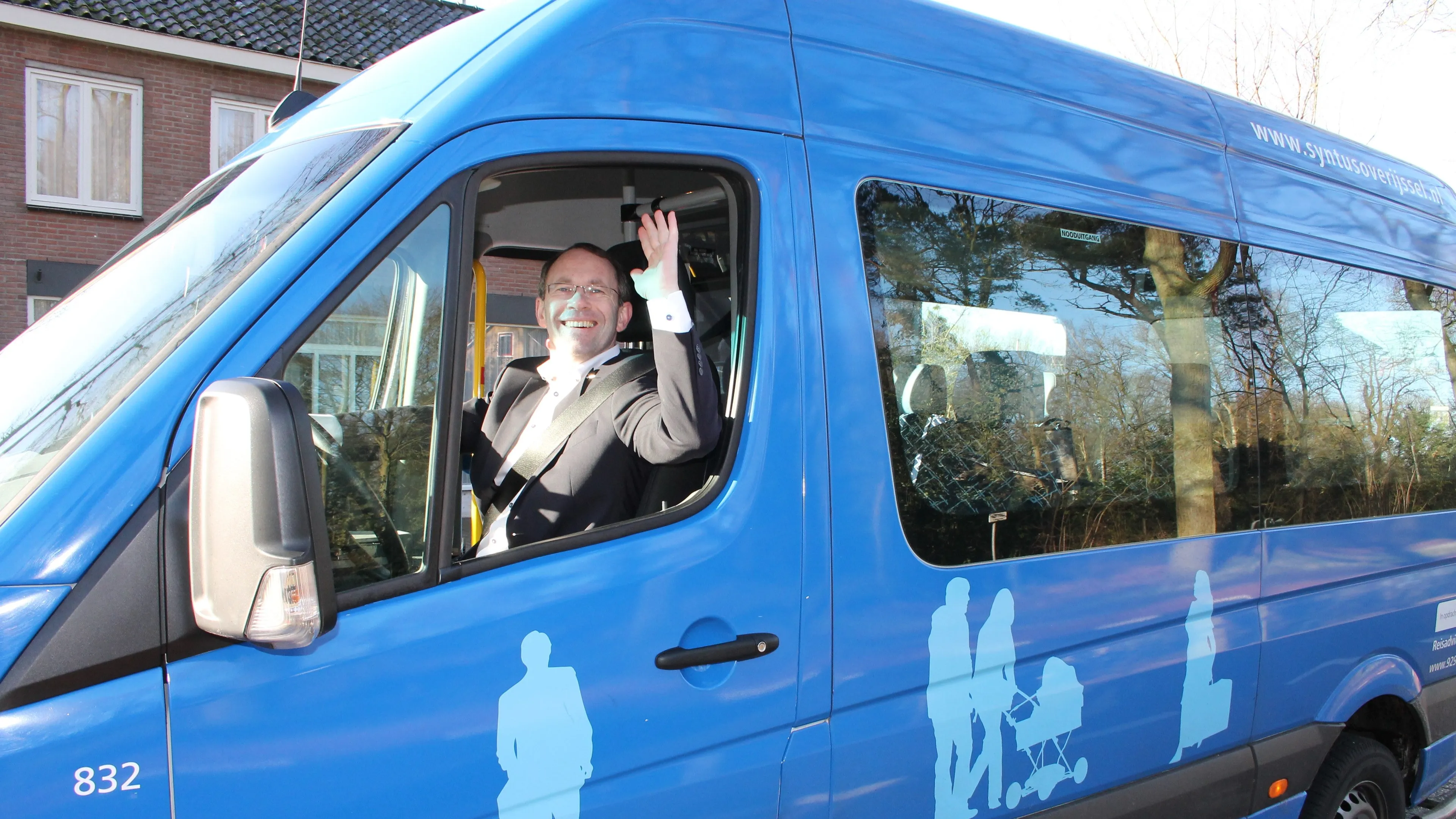 wethouder de jong op buurtbus ijhorst e1489140908131