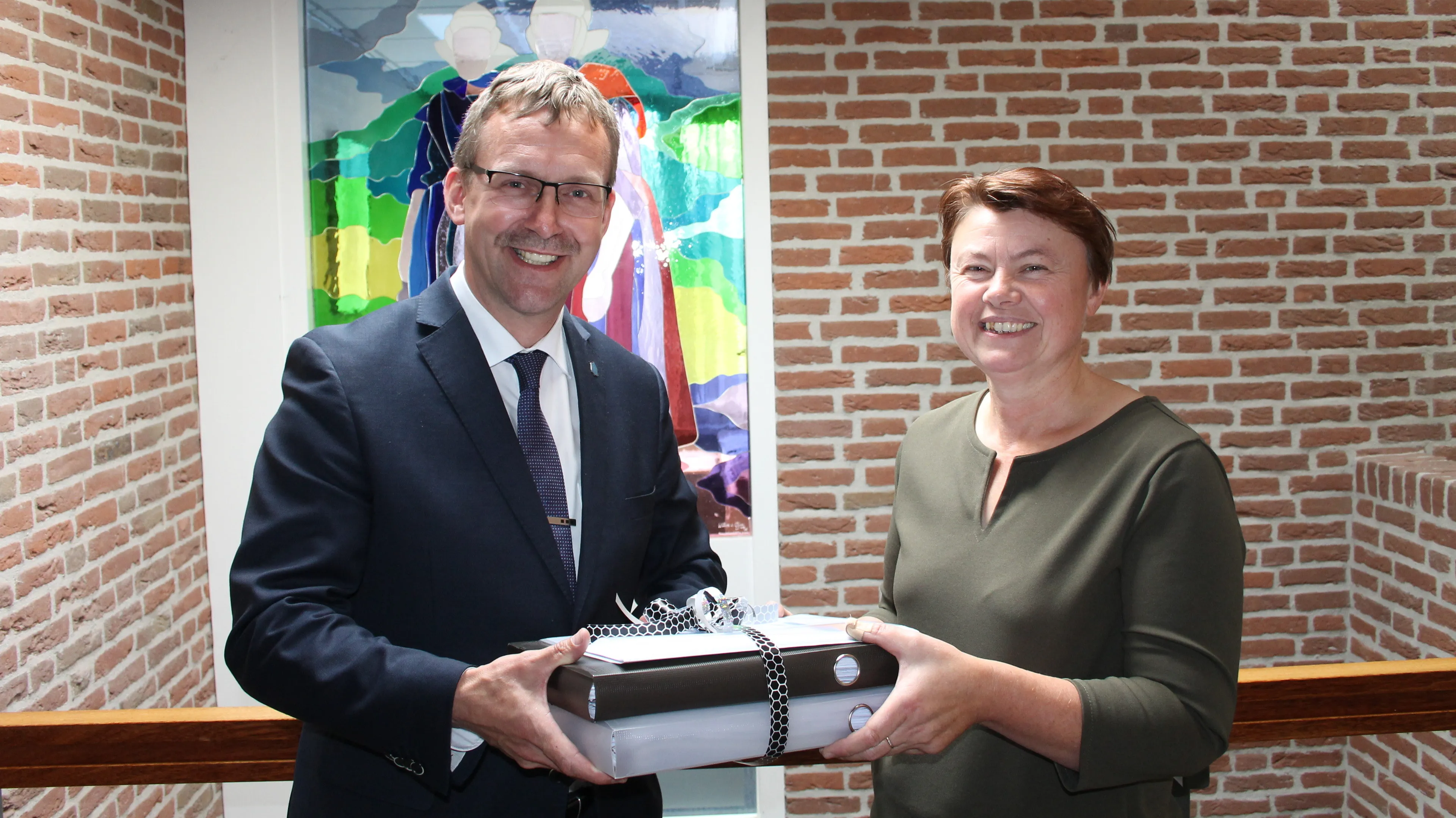wethouder jaspers faijer neemt enquetes in ontvangst van henny kattenberg van dorpsraad rouveen e1508924063248