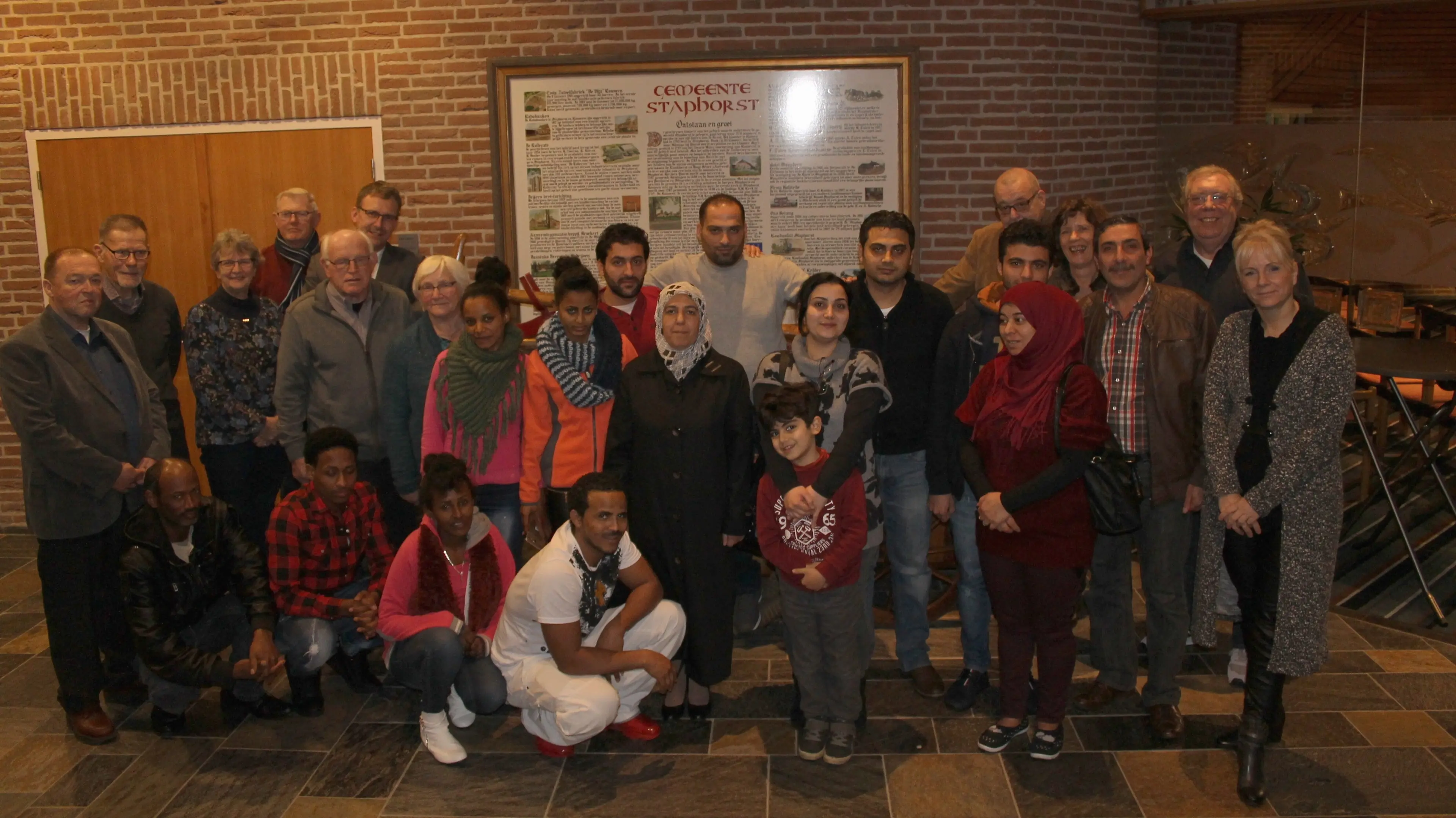 wethouder jaspers faijer samen met de nieuwkomers en vrijwilligers e1482172432292