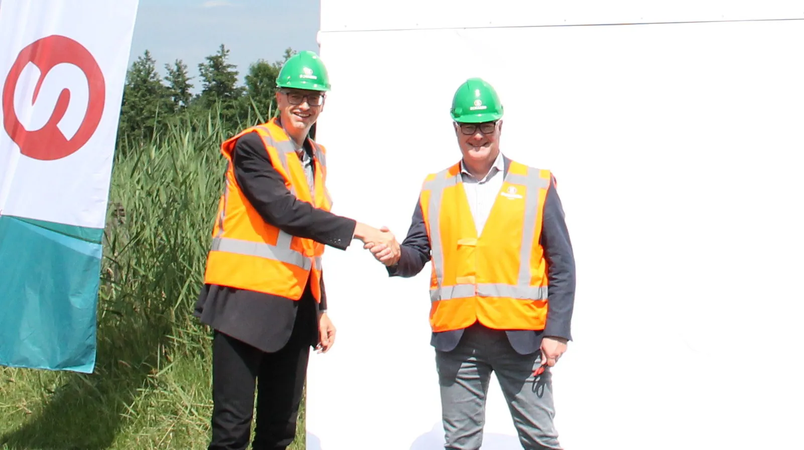 wethouder krale en gert brunink directeur schagen infra onthullen het bouwbord e1528228947214