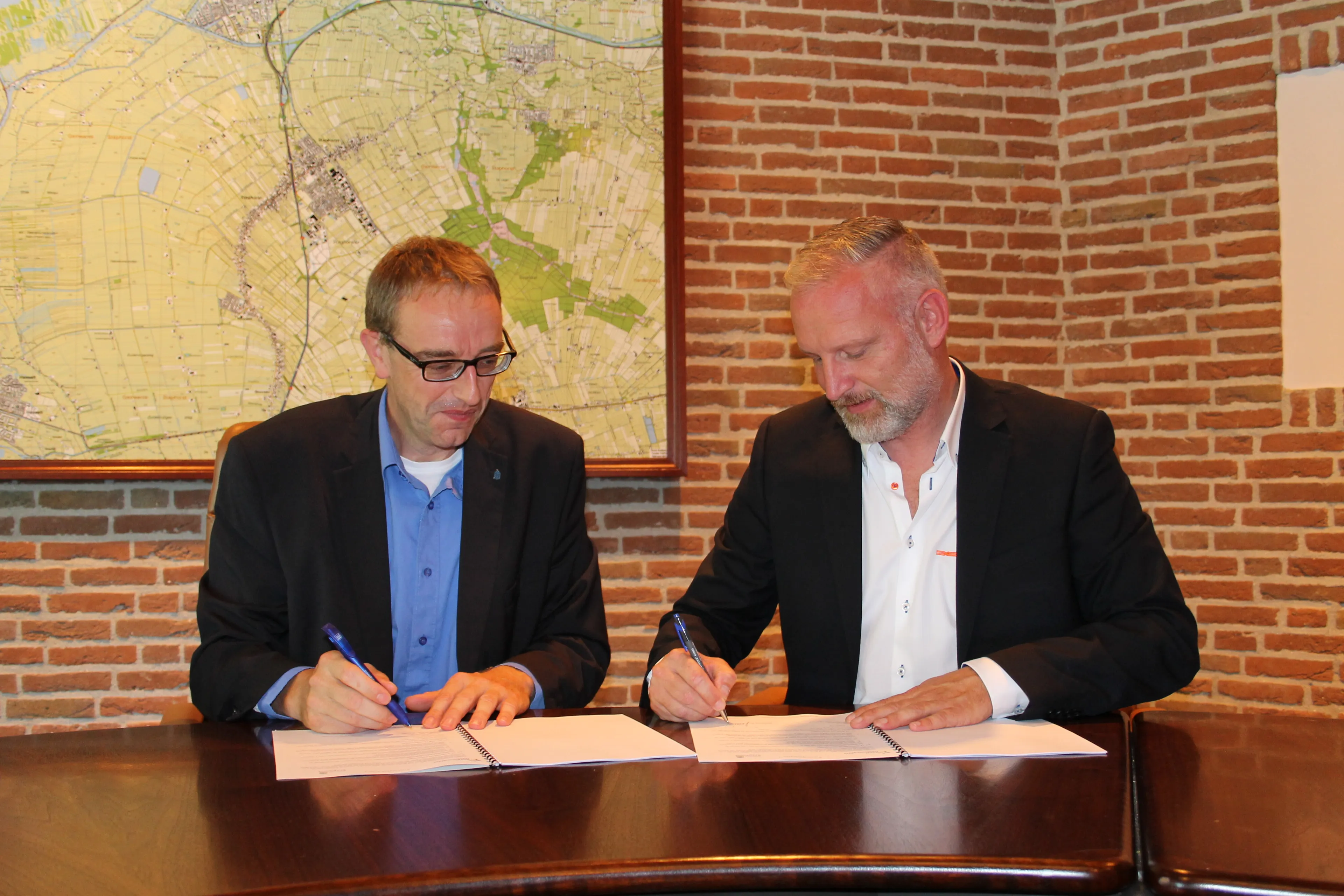 wethouder krale en ploegam directeur teun stoop ondertekenen de basisovereenkomst