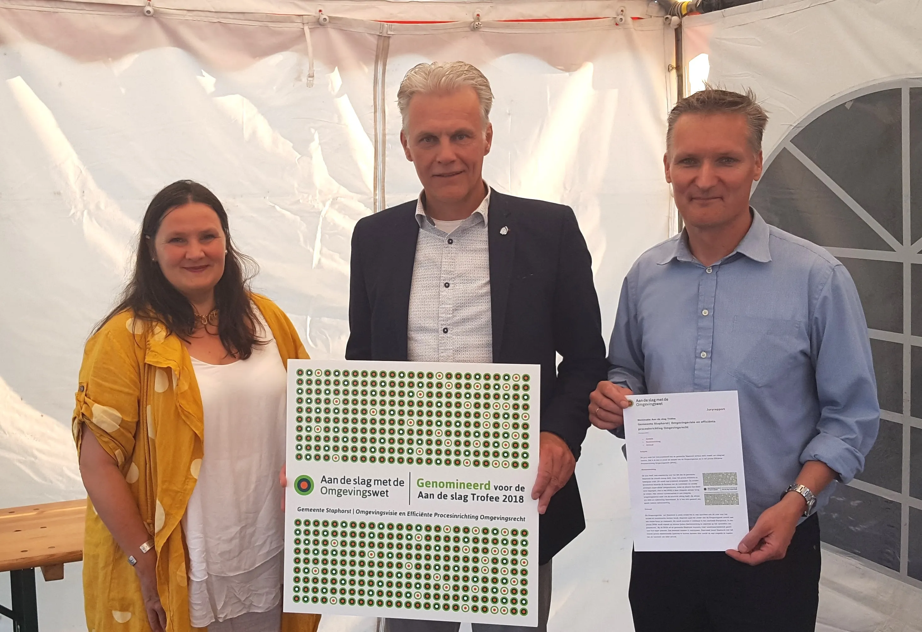 wethouder lucas mulder en projectleider edwin saathof nemen de nominatie in ontvangst