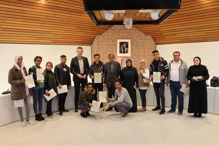 wethouder musscher met 13 nieuwkomers