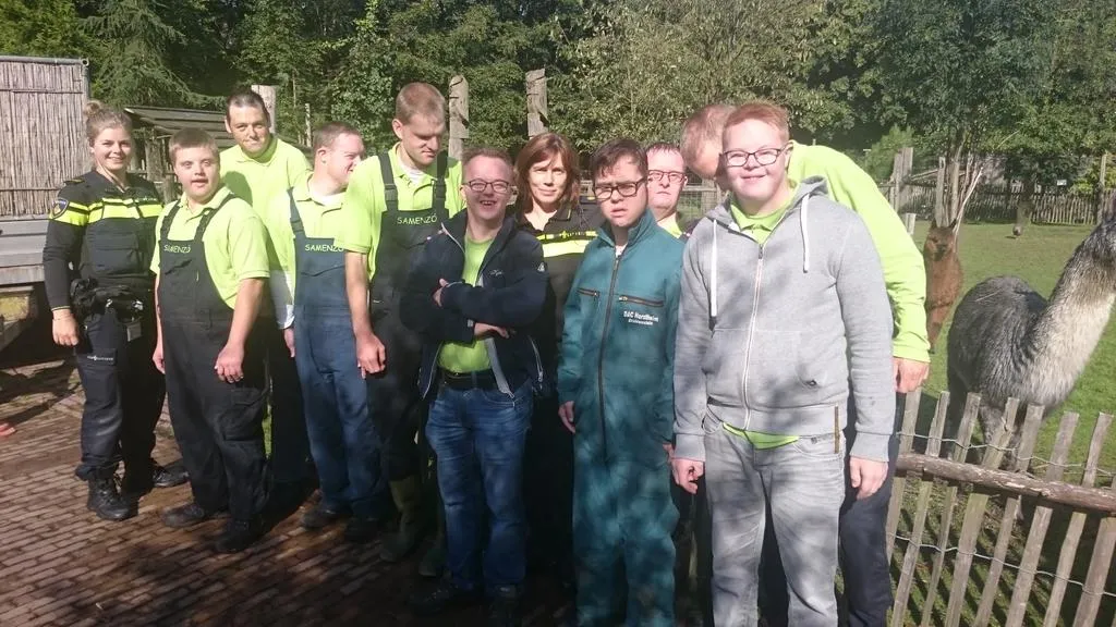 wijkagent op bezoek bij kinderboerderij samenzo
