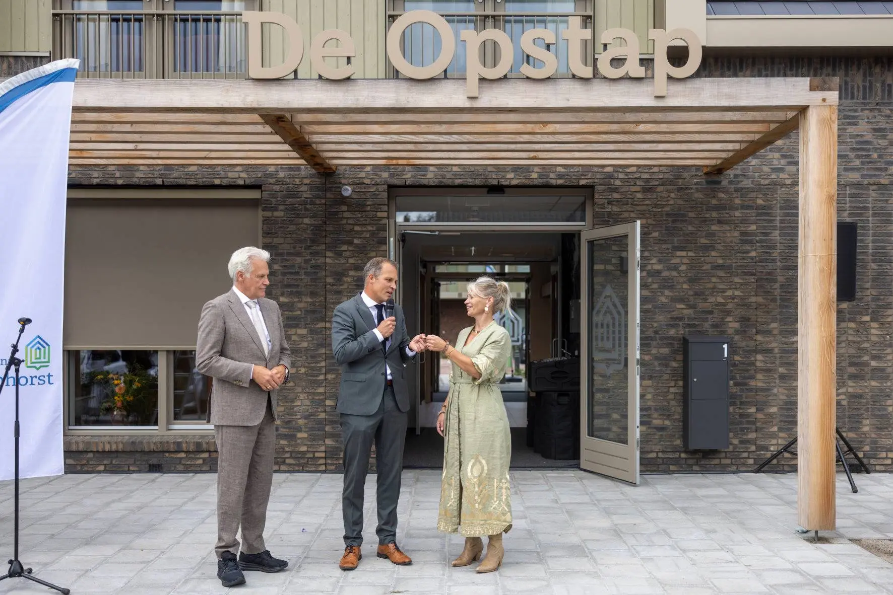 Beheerder Jolanda Bisschop ontvangt een symbolische sleutel van wethouder Bos JacoHoeveFotografie II 8