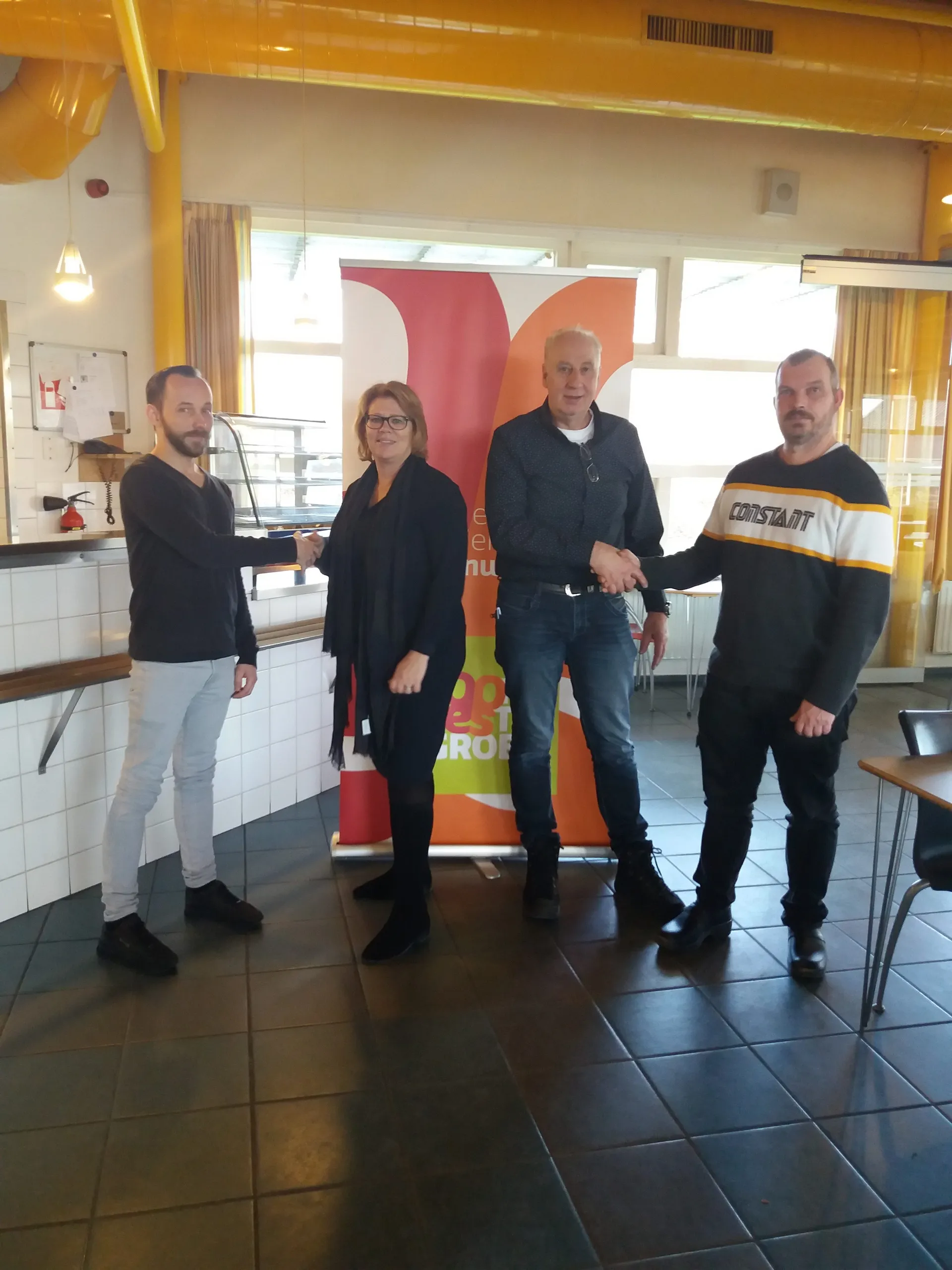 200305 sonja fokkens en harm knol feliciteren twee nieuwe collegas e1583751499283