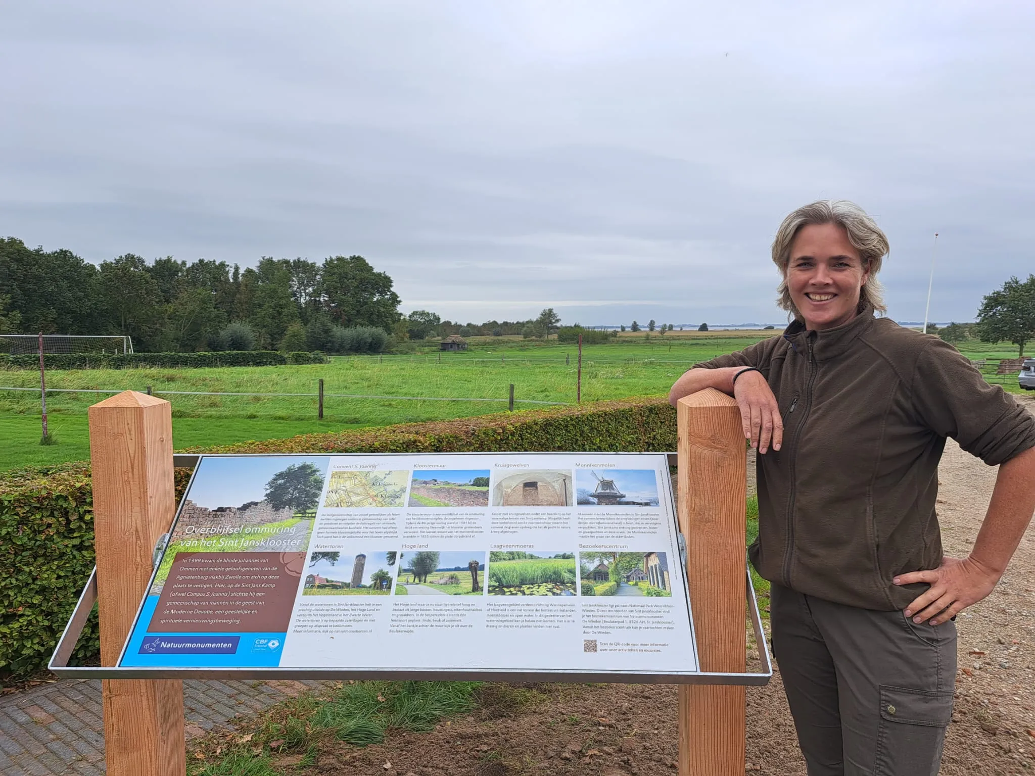 foto bij persbericht informatiebord kloostermuur