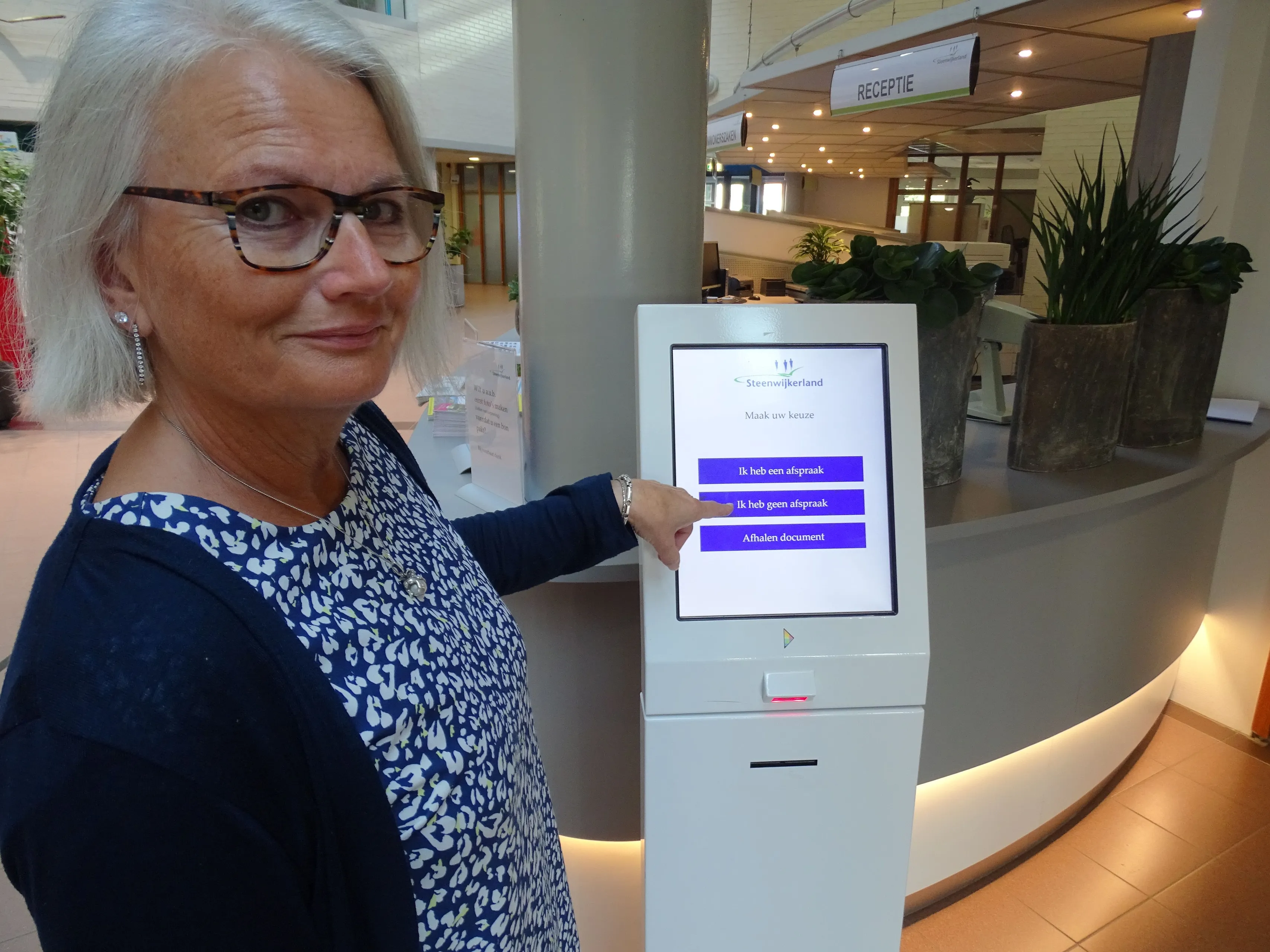 foto tny bijl bij zuil