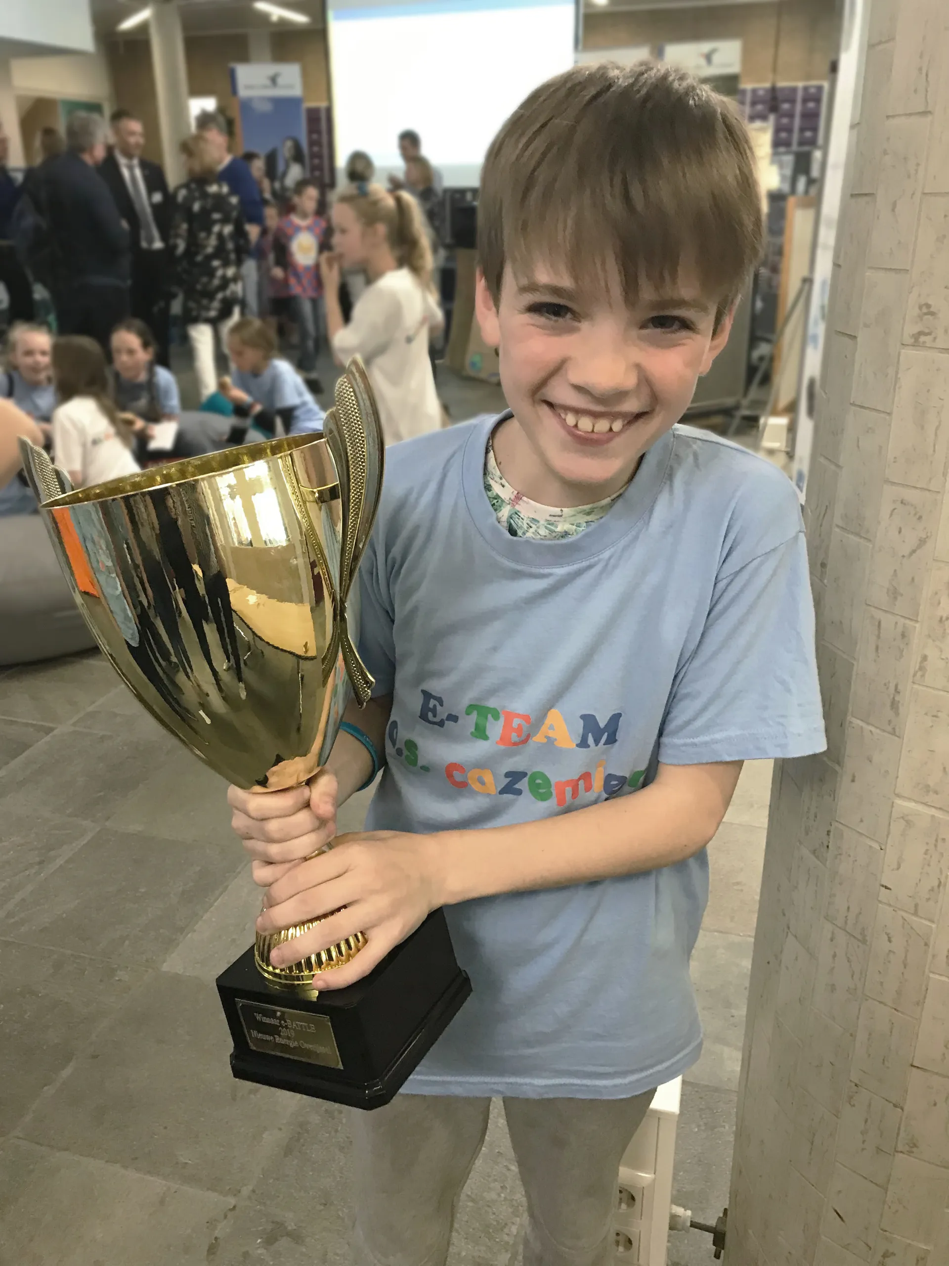 leerling met beker bewerkt