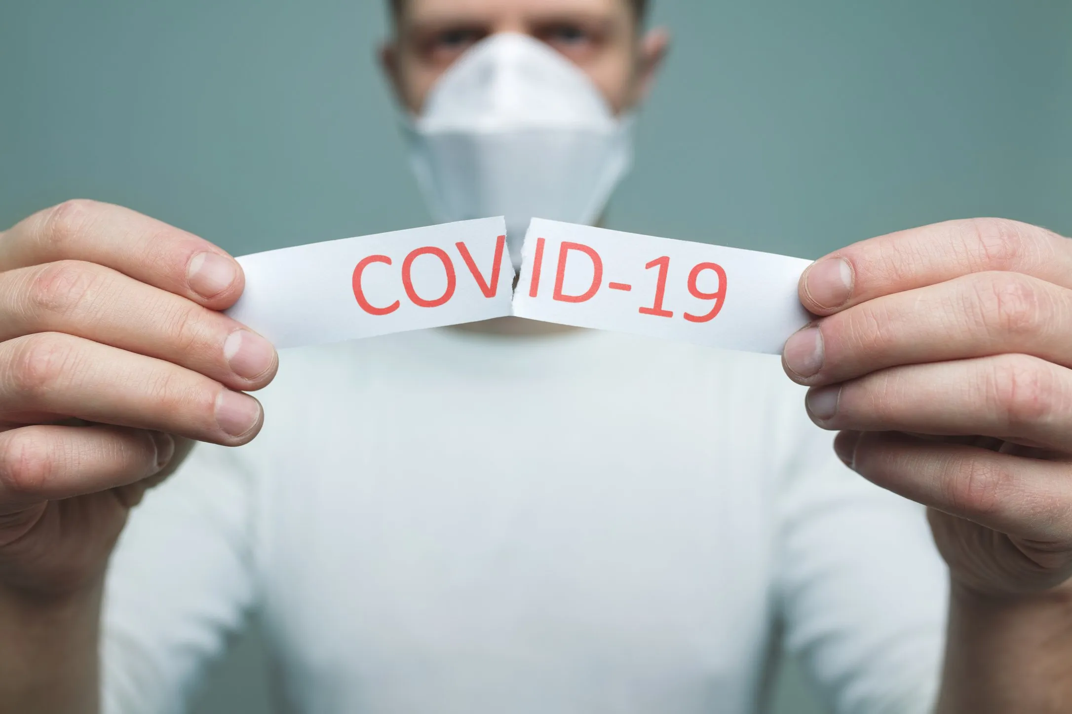 man wearing a respiratory mask holding the coronav d365h9x 1 25