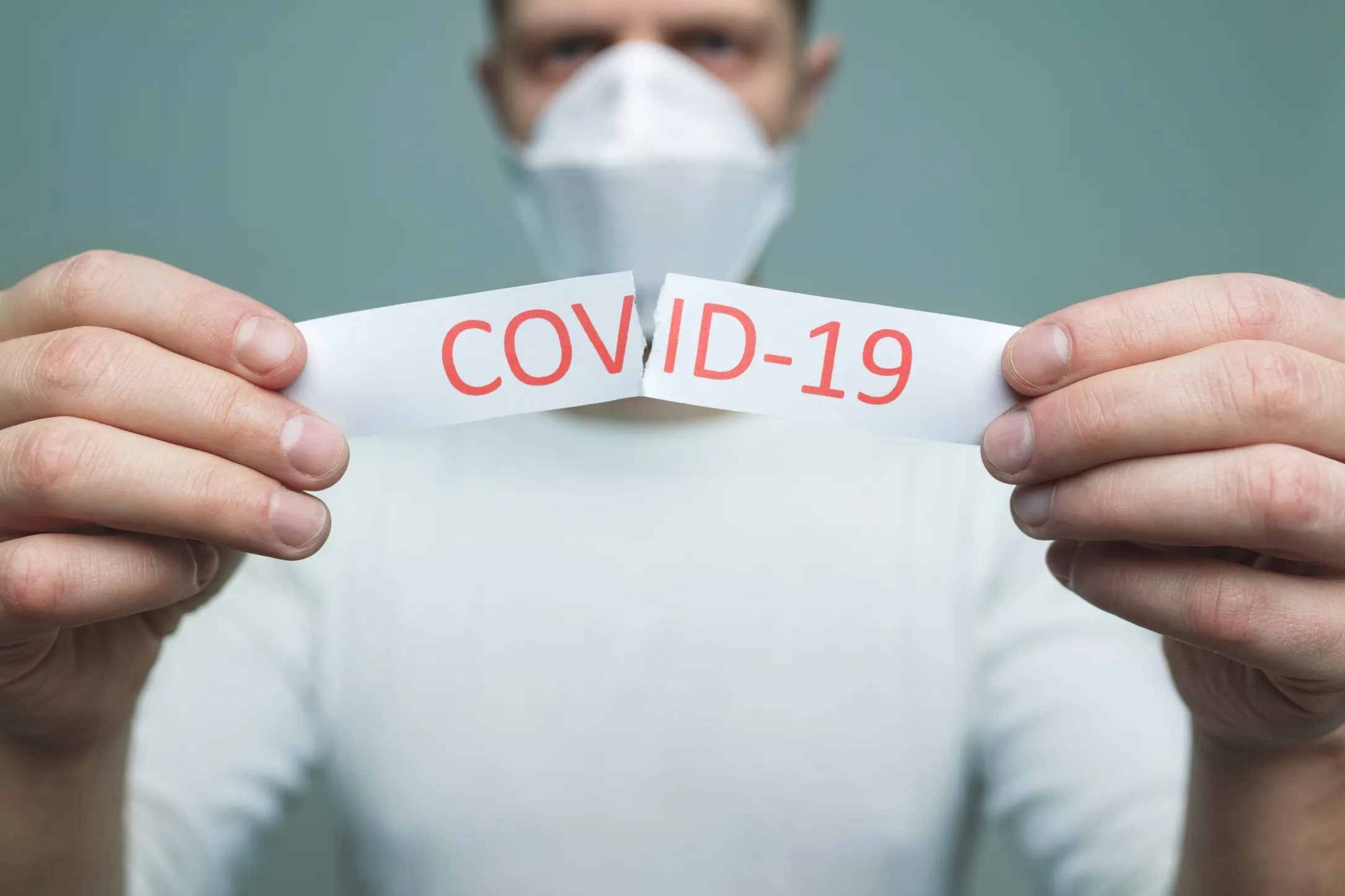 man wearing a respiratory mask holding the coronav d365h9x 1 25