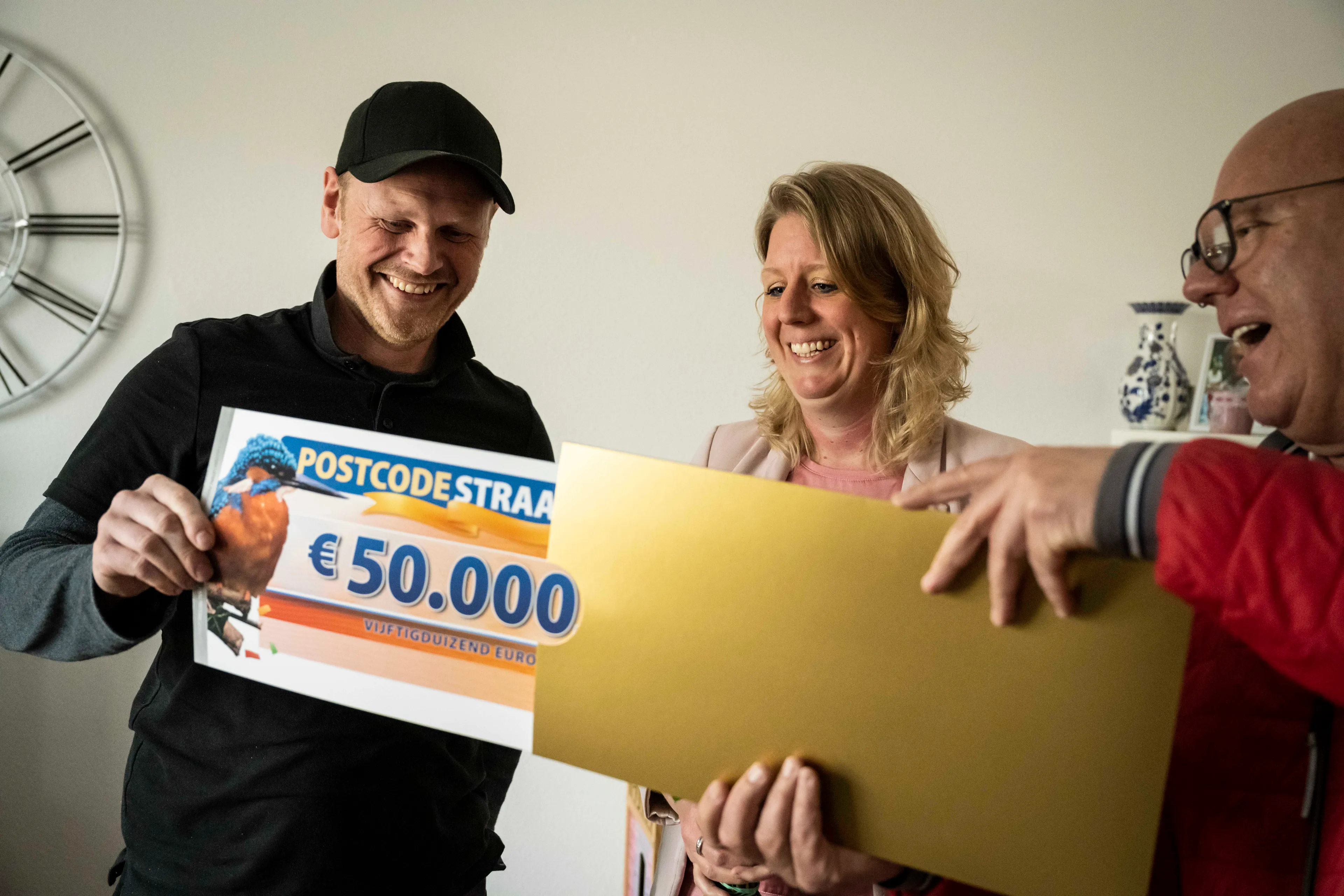niels en rolanda verrast door postcode loterij ambassadeur gaston starreveld