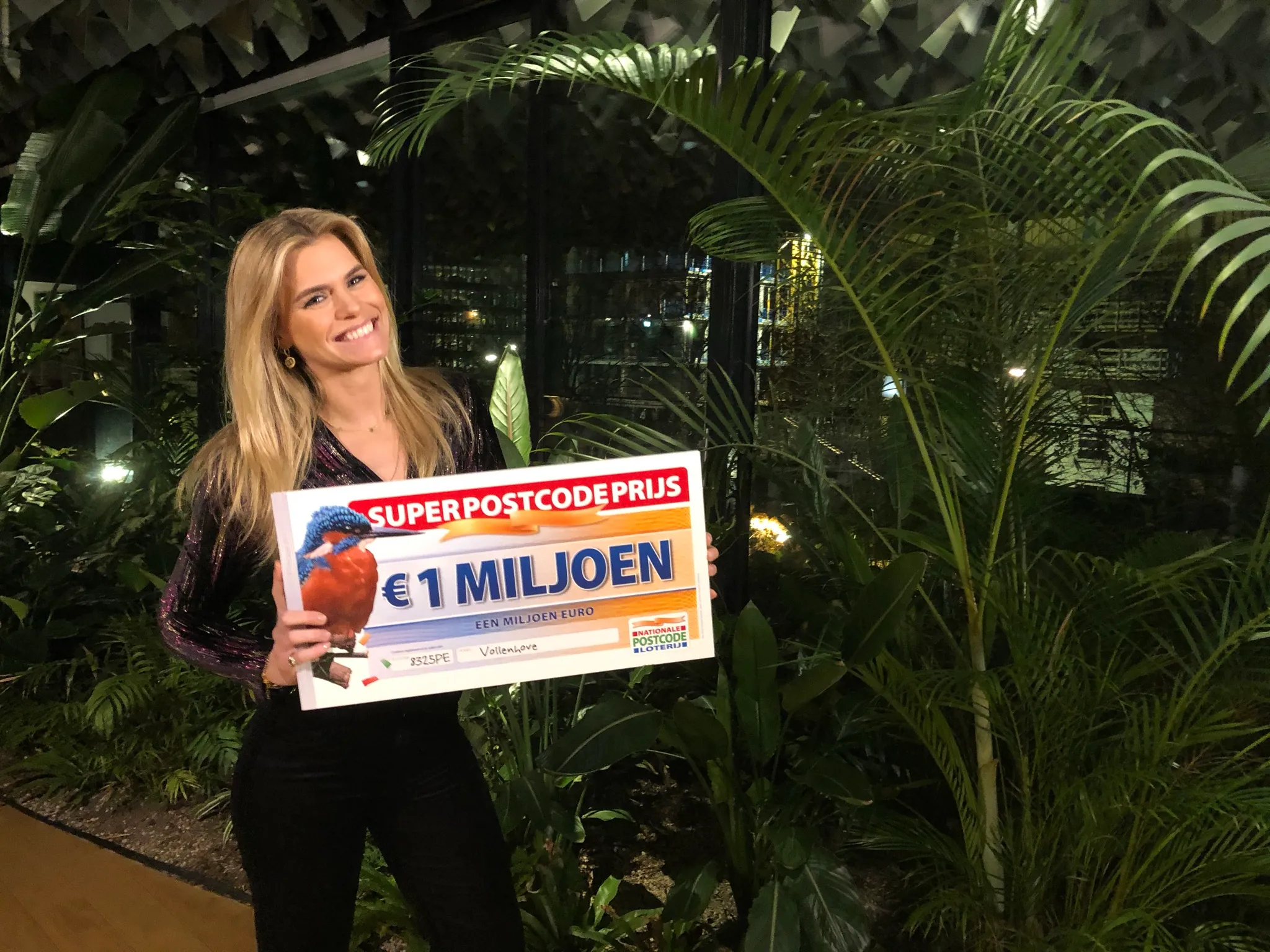 postcode loterij ambassadeur nicolette van dam met de superpostcodeprijs cheque
