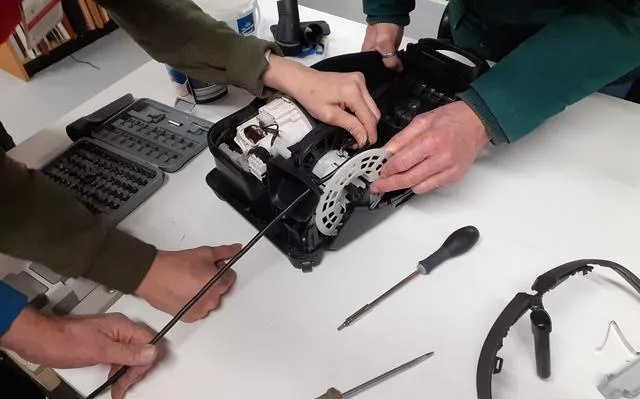 reparatie van een stofzuiger foto repair cafe steenwijkerland