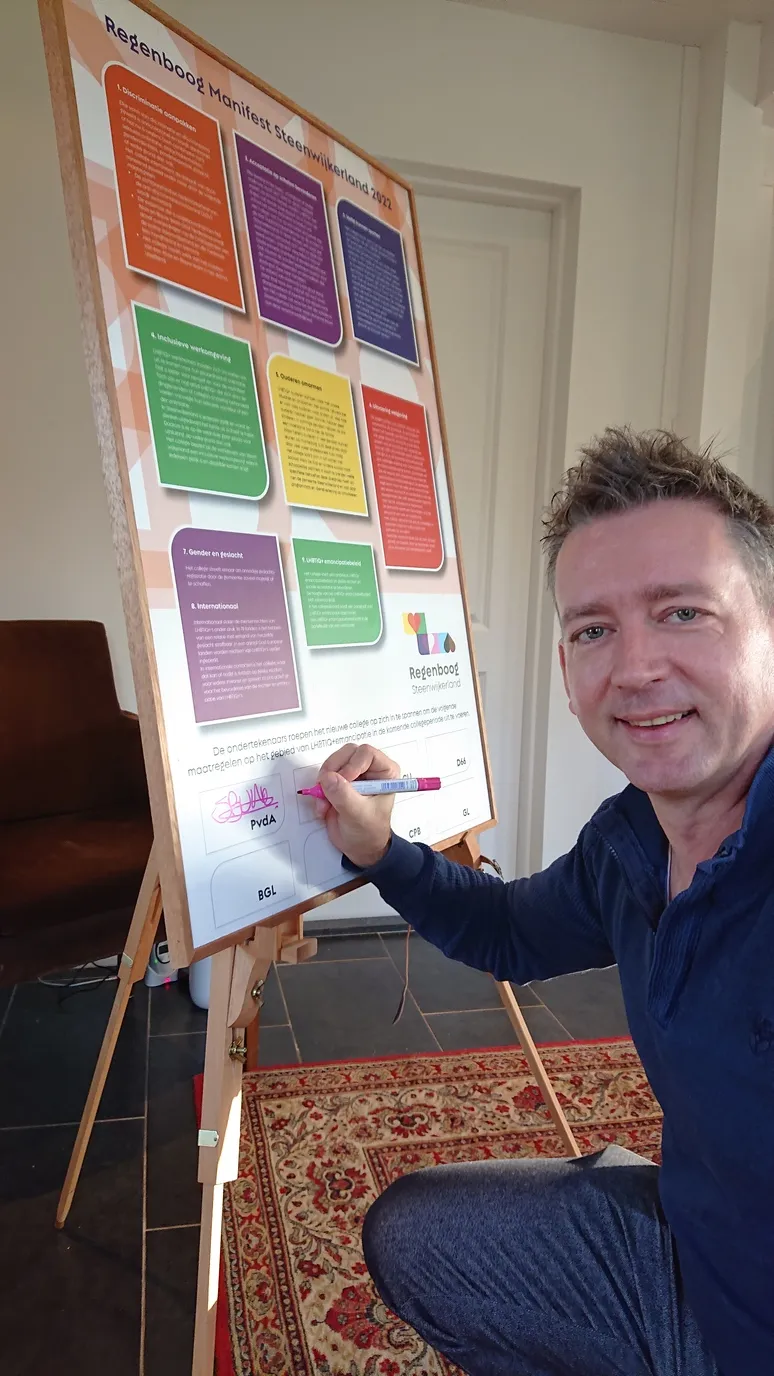 steven bunt fractievoorzitter pvda zet als eerste zijn handtekening onder regenboog manifest steenwijkerland 1
