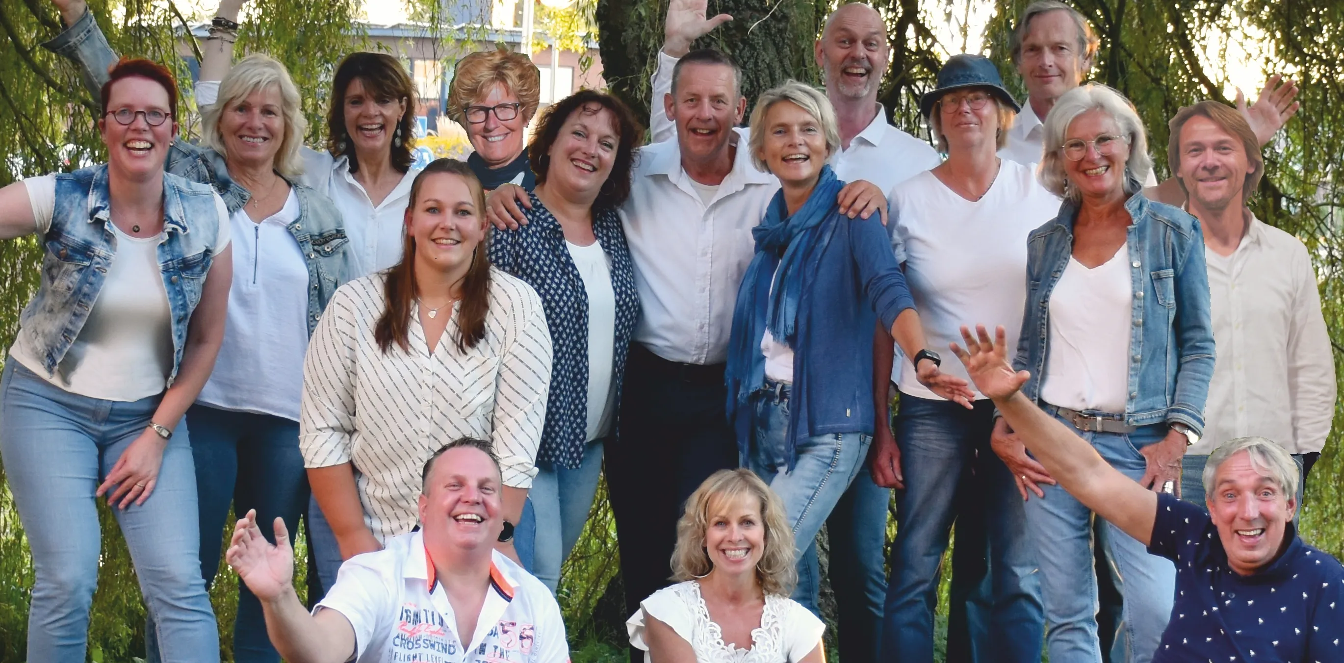 v at m groepsfoto onder boom crop