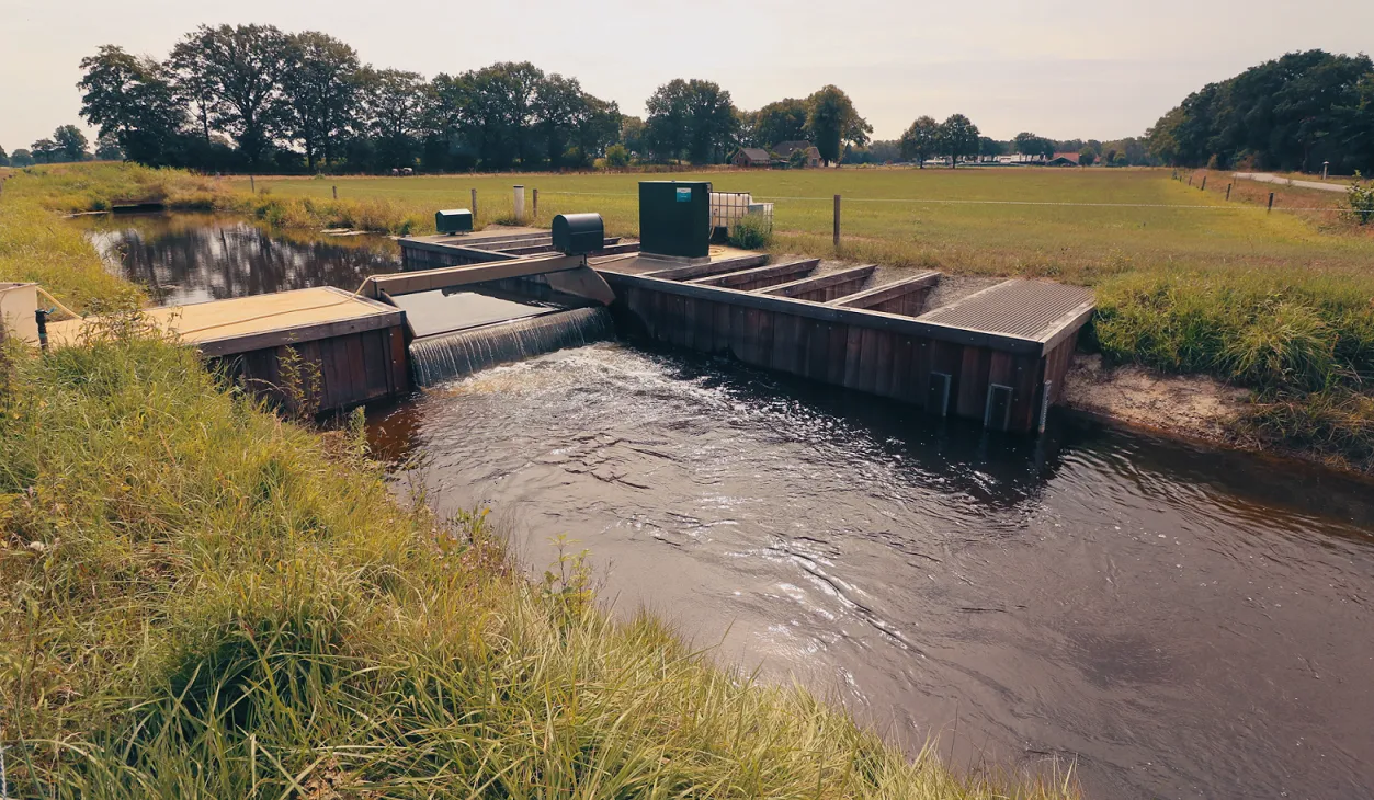 watergang met stuw