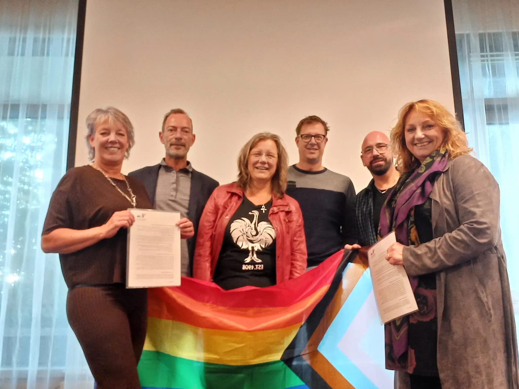 wethouder jongman en fractieleden makken en logtmeijer ontvangen het regenboog manifest uit handen van het bestuur regenboog steenwijkerland