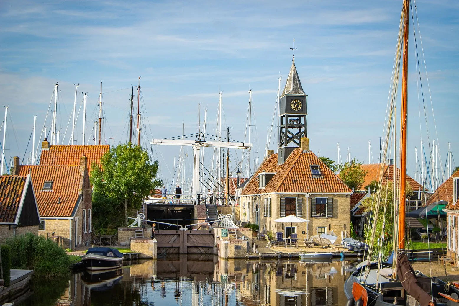 Hindeloopen_zicht-op-sluis_zomer