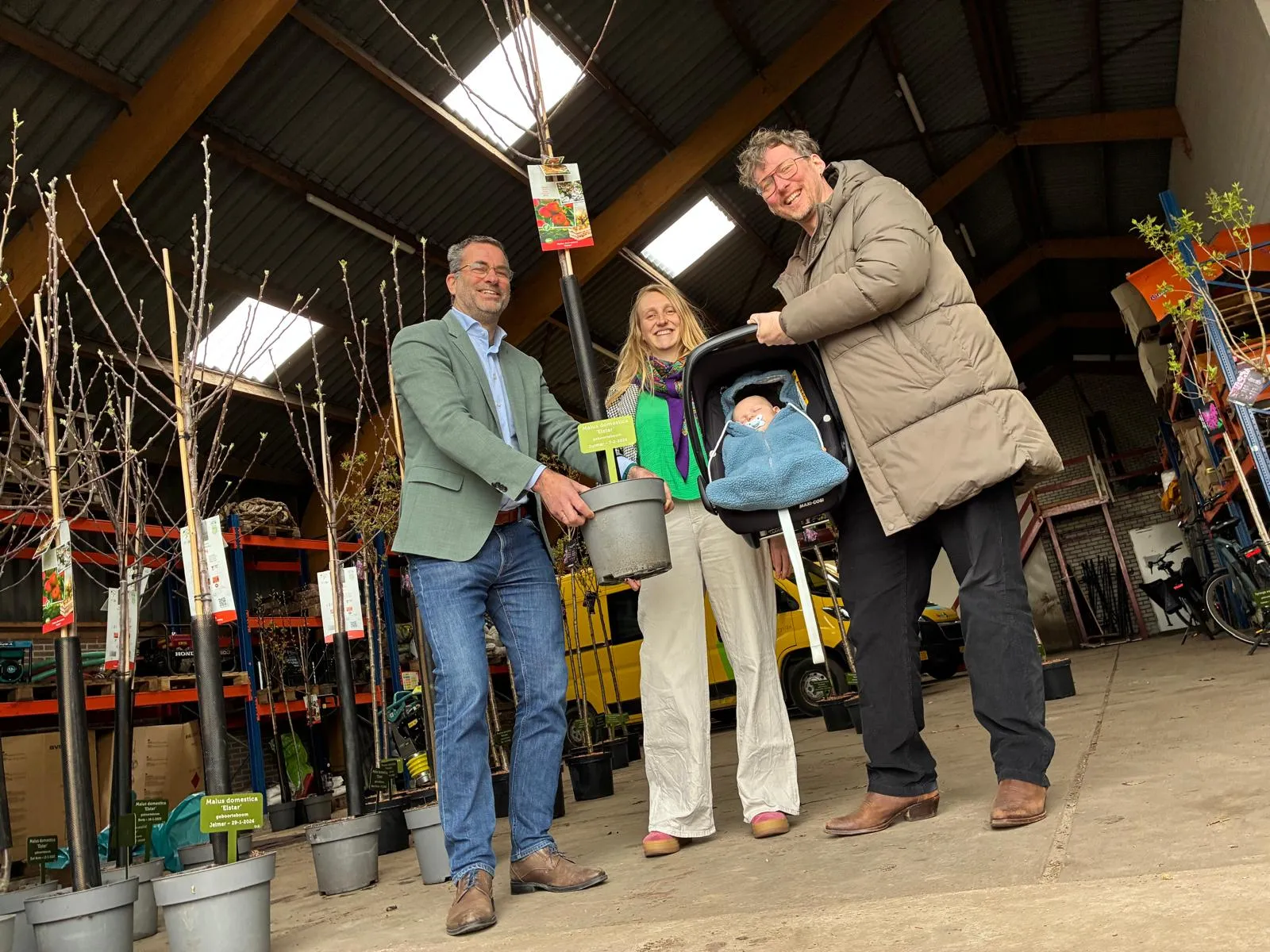 Familie-De-Boer-uit-Easterein-haalt-een-appelboom-op-voor-Dytmer