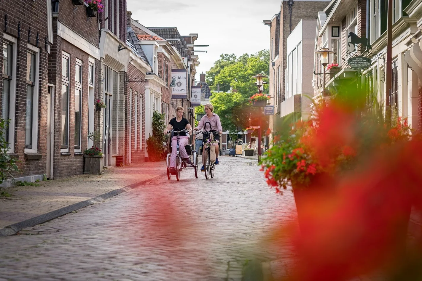 Workum_meiden-in-stad-op-fiets-en-driewielfiets_mantelzorg_zomer2025