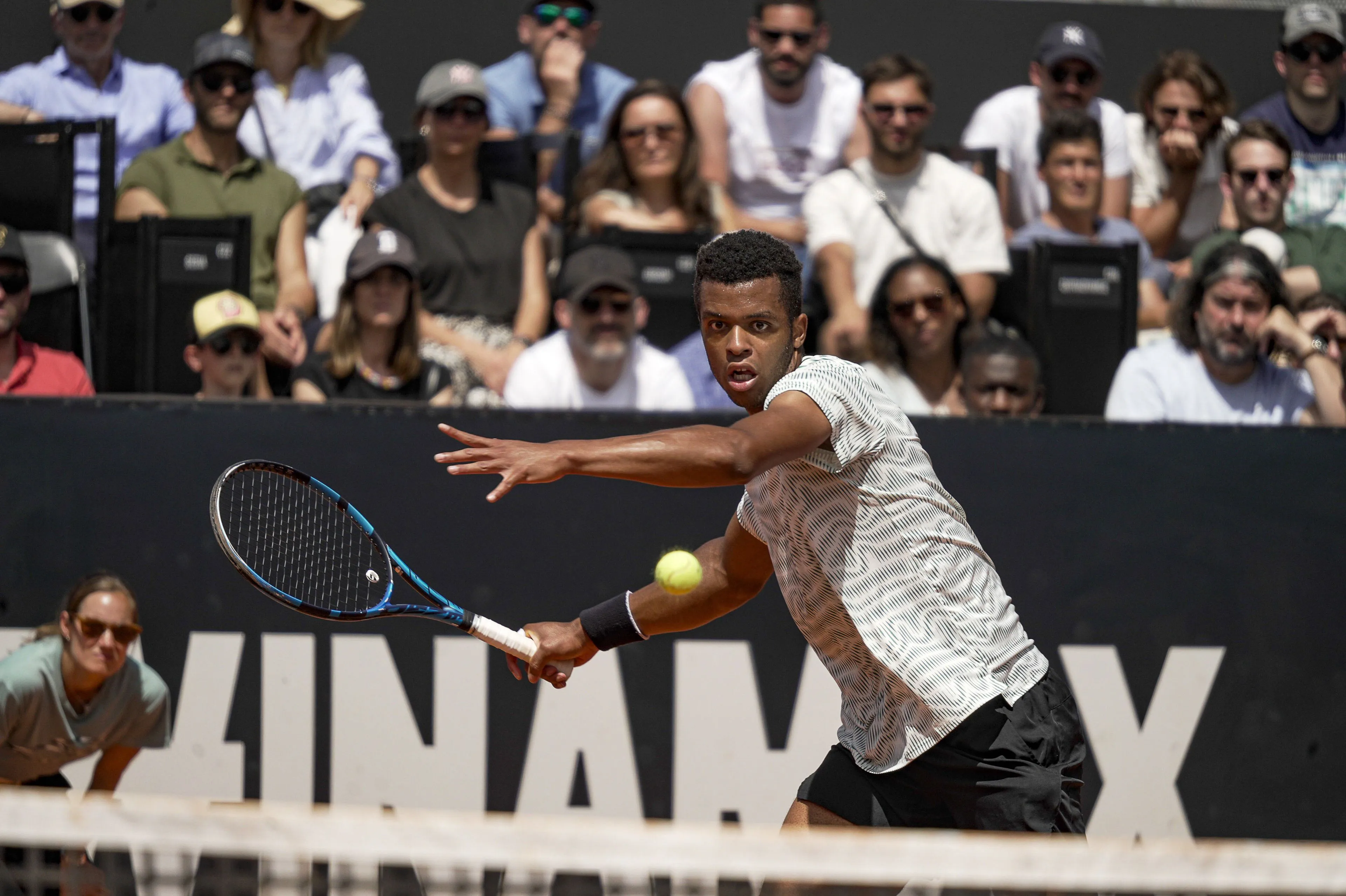 Giovanni Mpetshi Perricard moves into third round after challenging