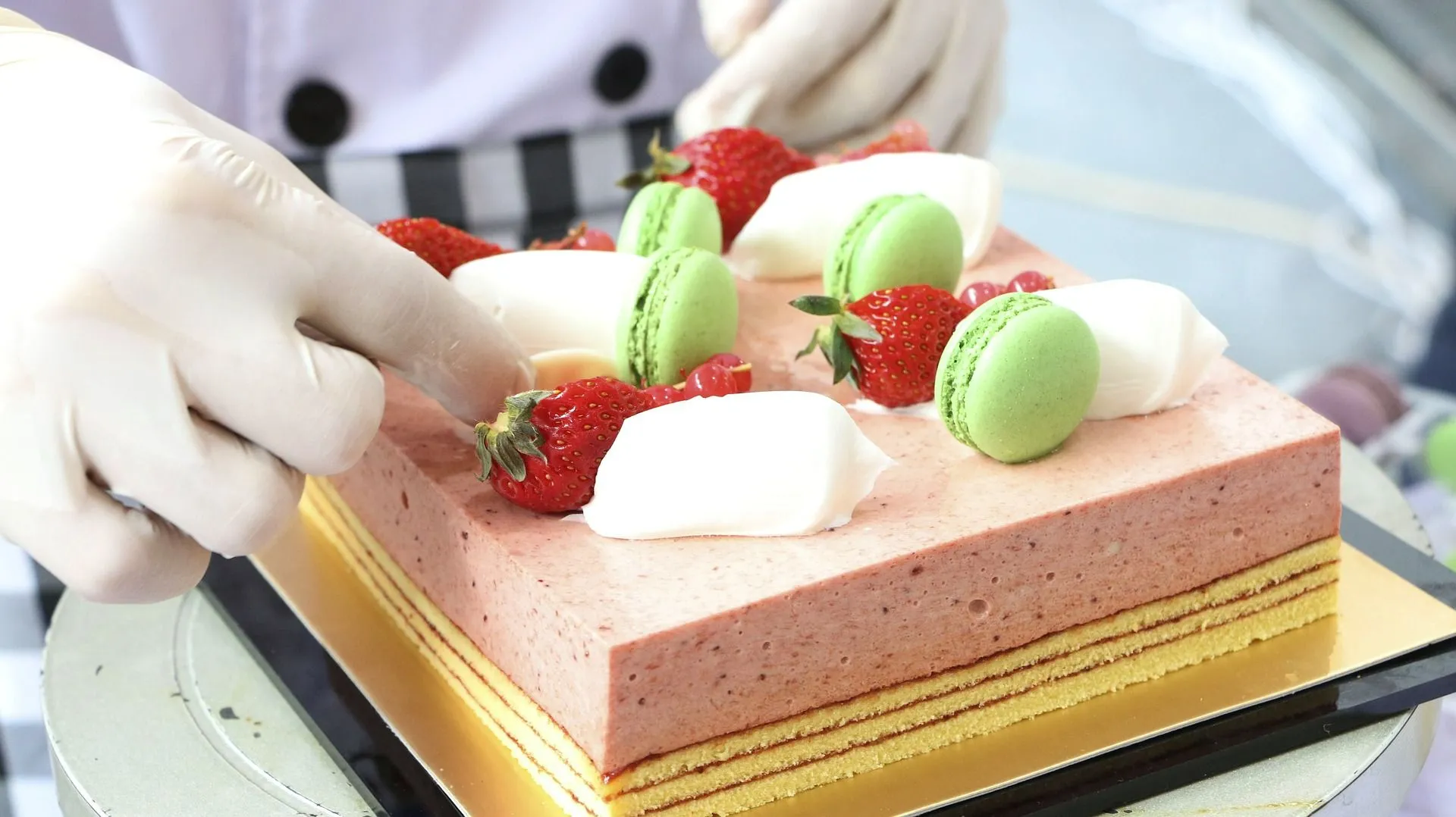 cake baker 2699916 1920 1