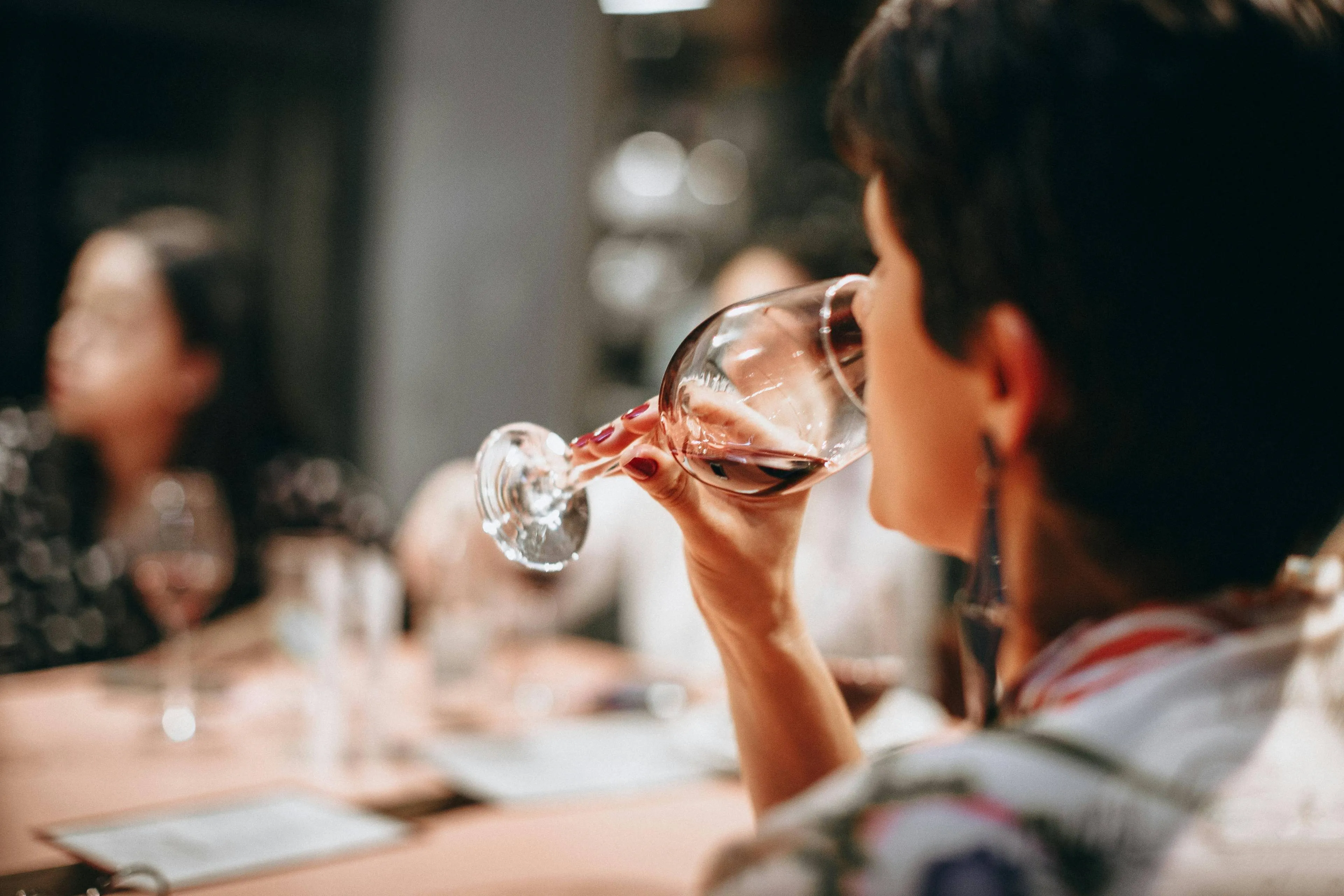 vrouw drinkt wijn