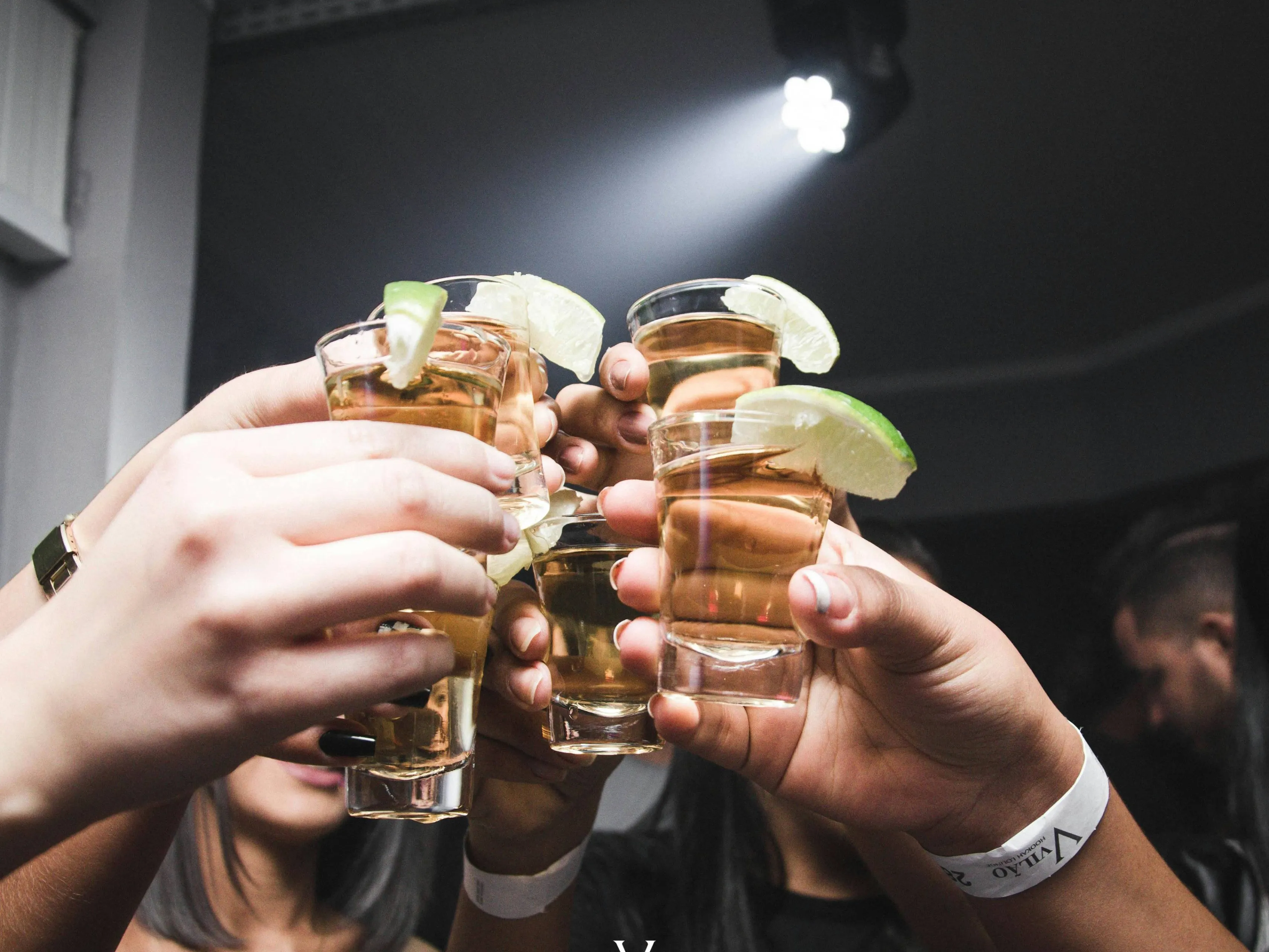 Menen die proosten met glazen alcohol