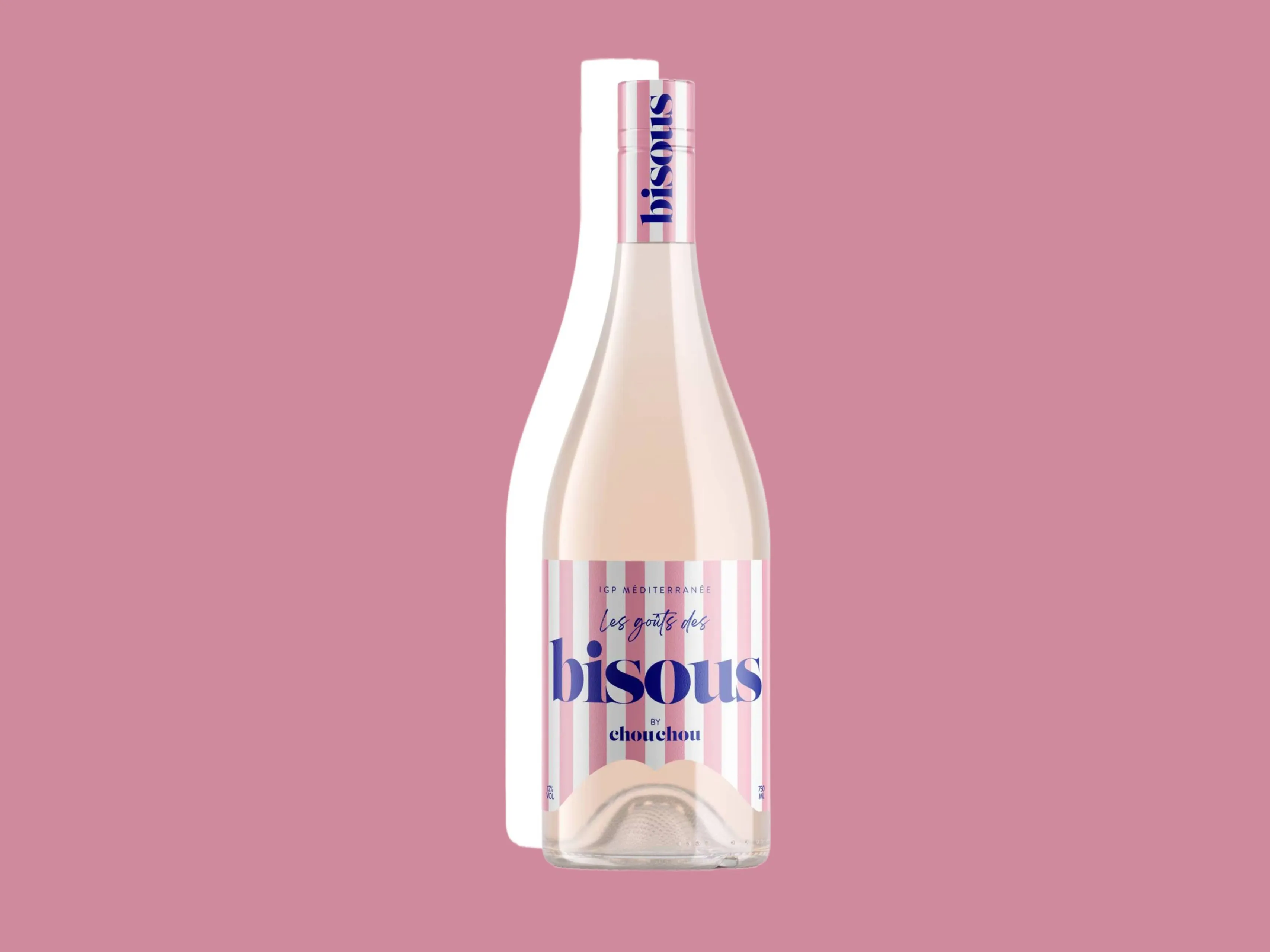 een fles Bisous Rosé tegen een roze achtergrond
