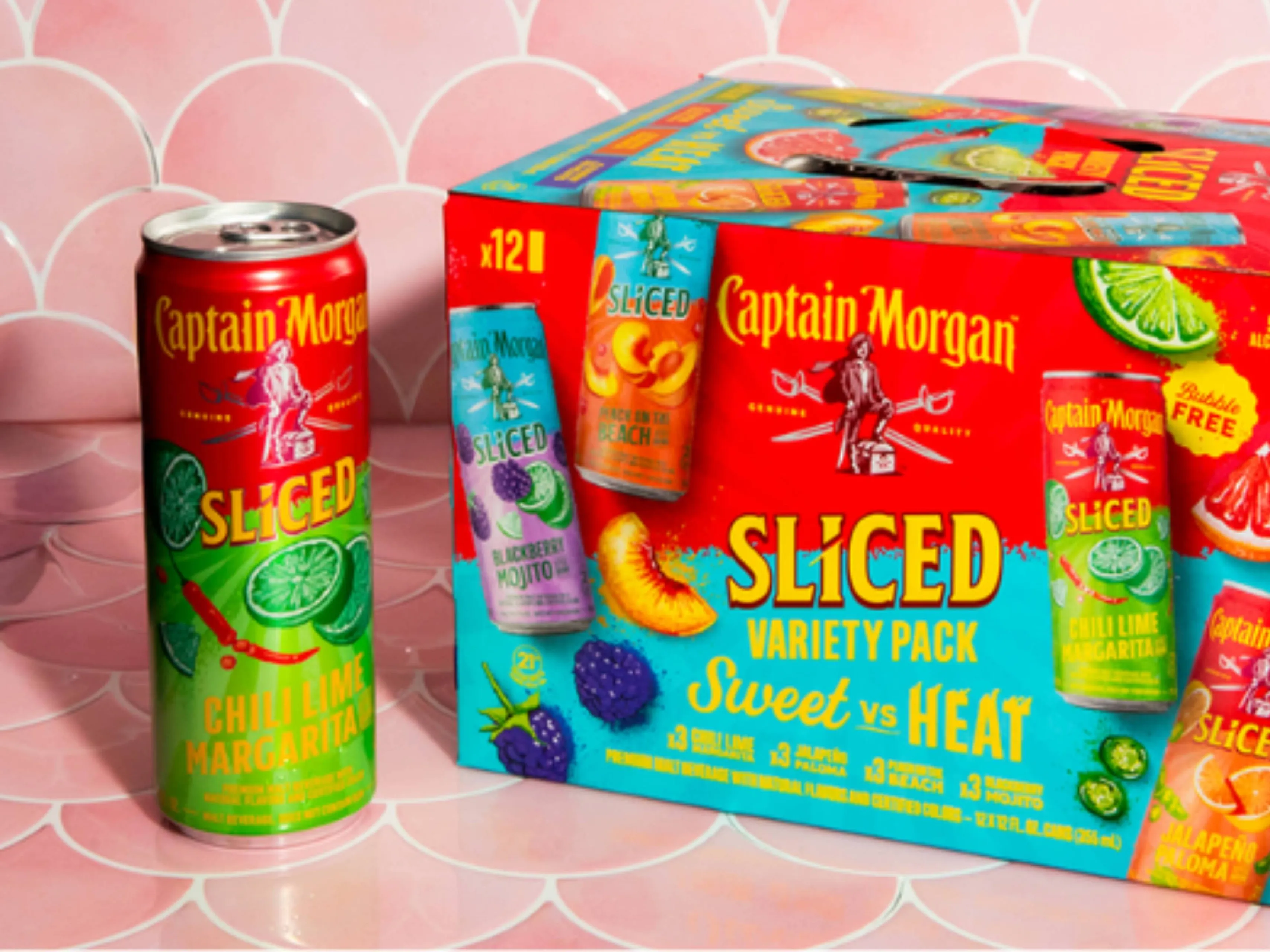 een pakket met 12 blikjes Captain Morgan Sliced RTDs op een roze bank