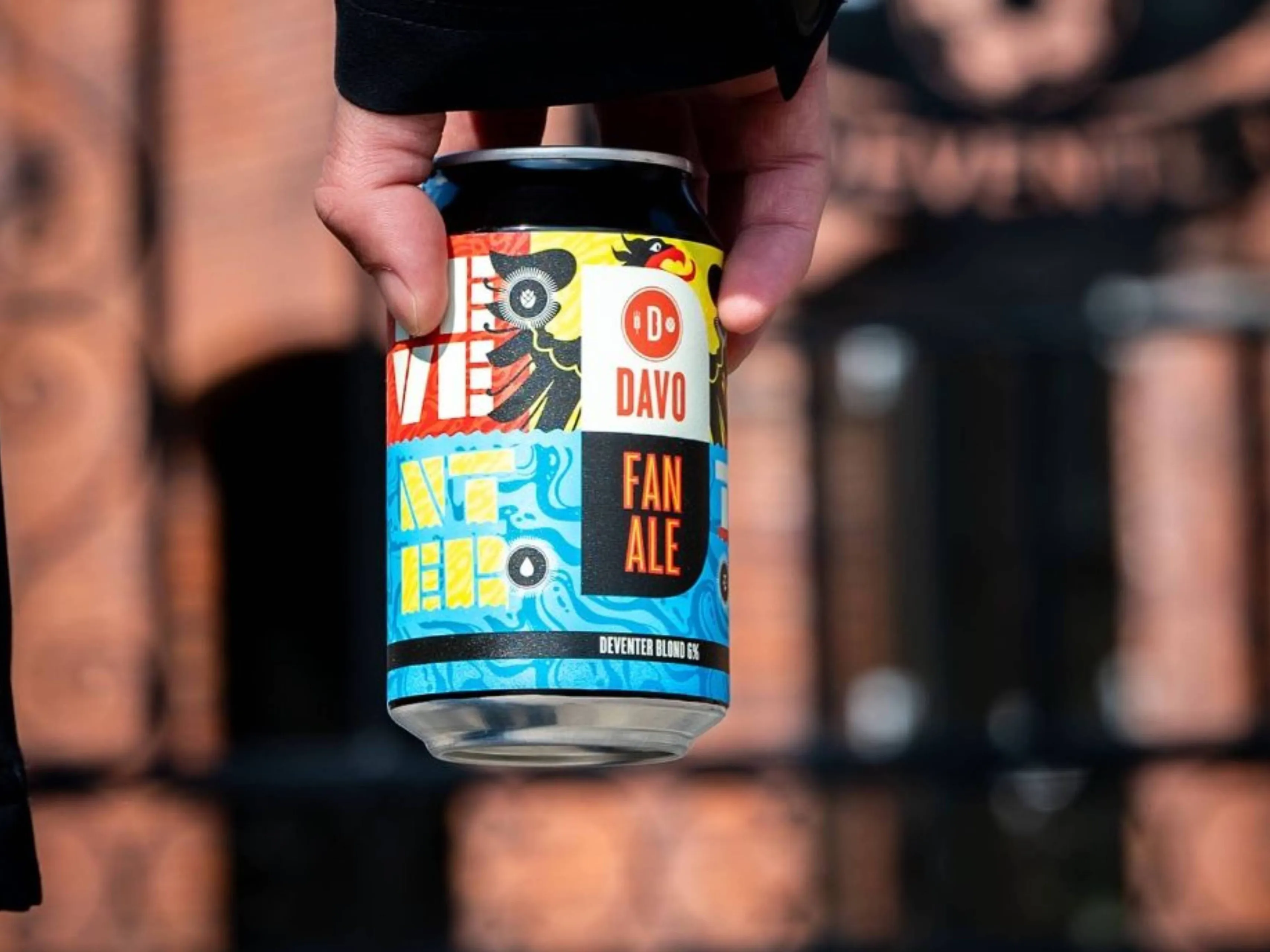 Een blikje Fan Ale in de handen van een man