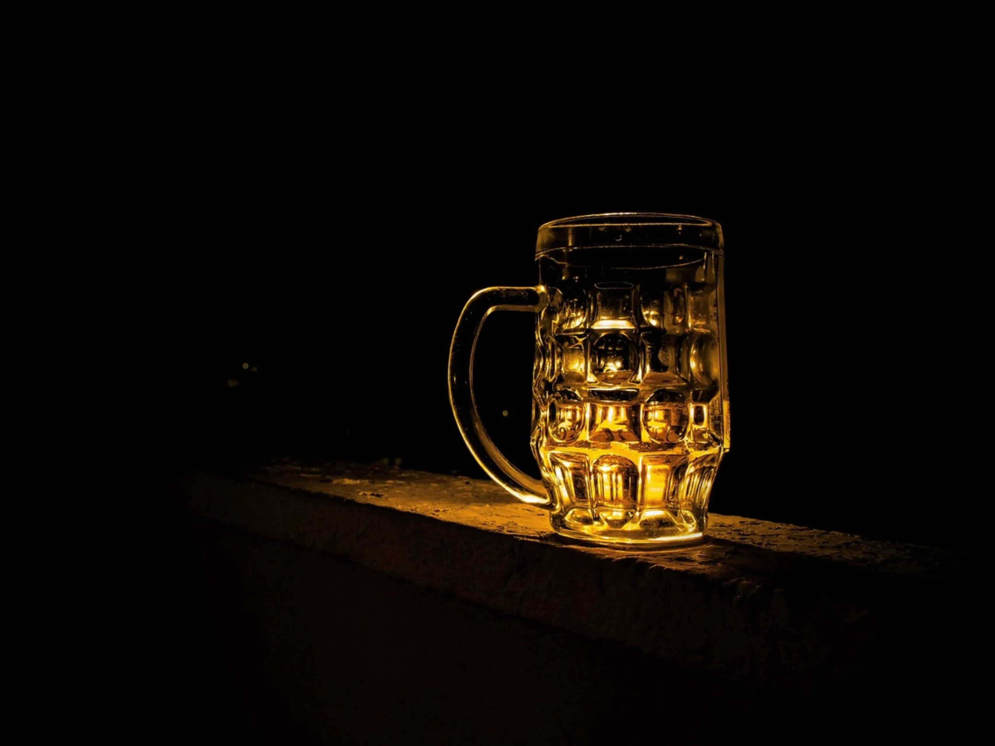 Duitsland bier glas tegen een zwarte achtergrond