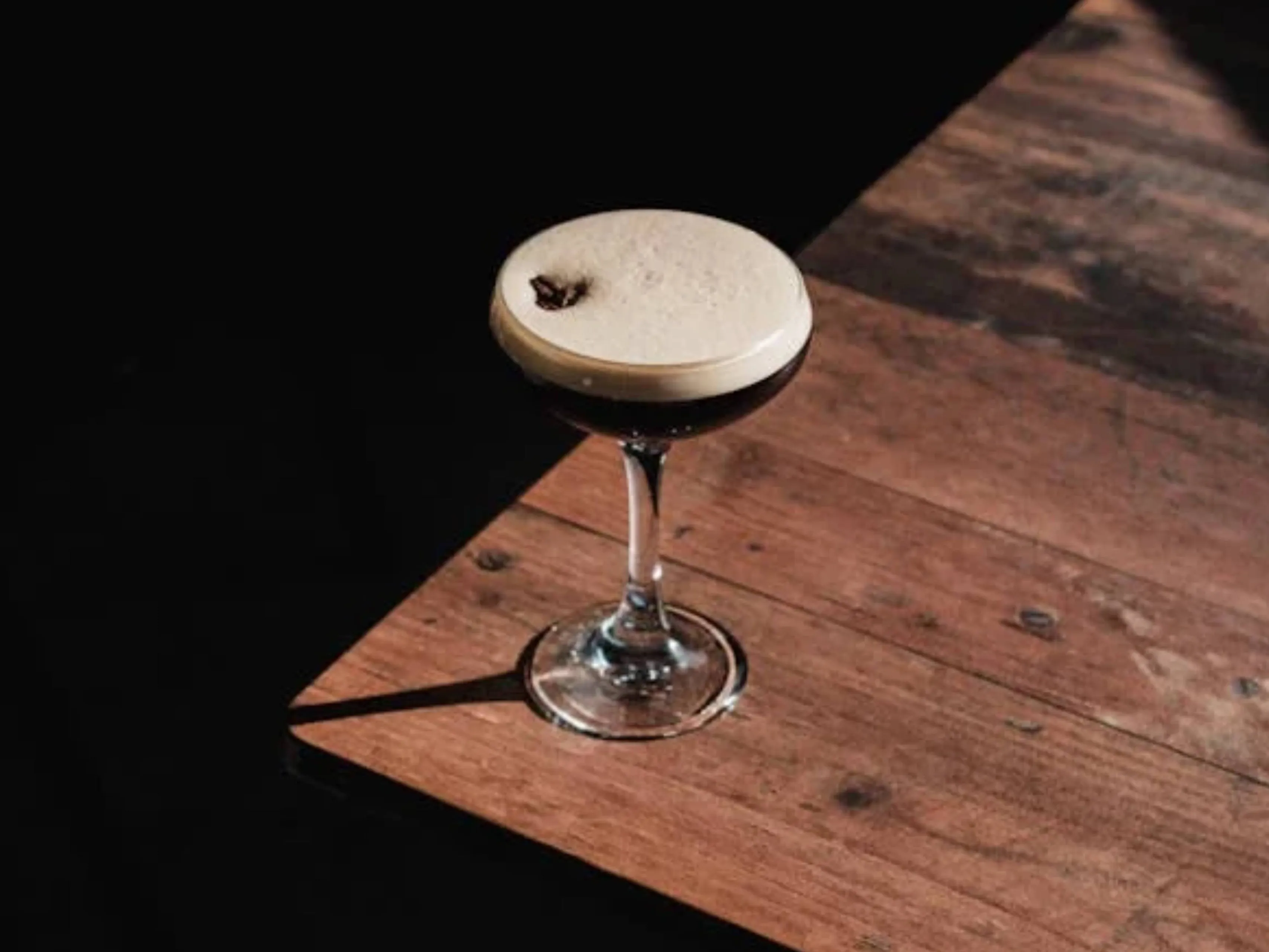 espresso martini tegen een houten achtergrond