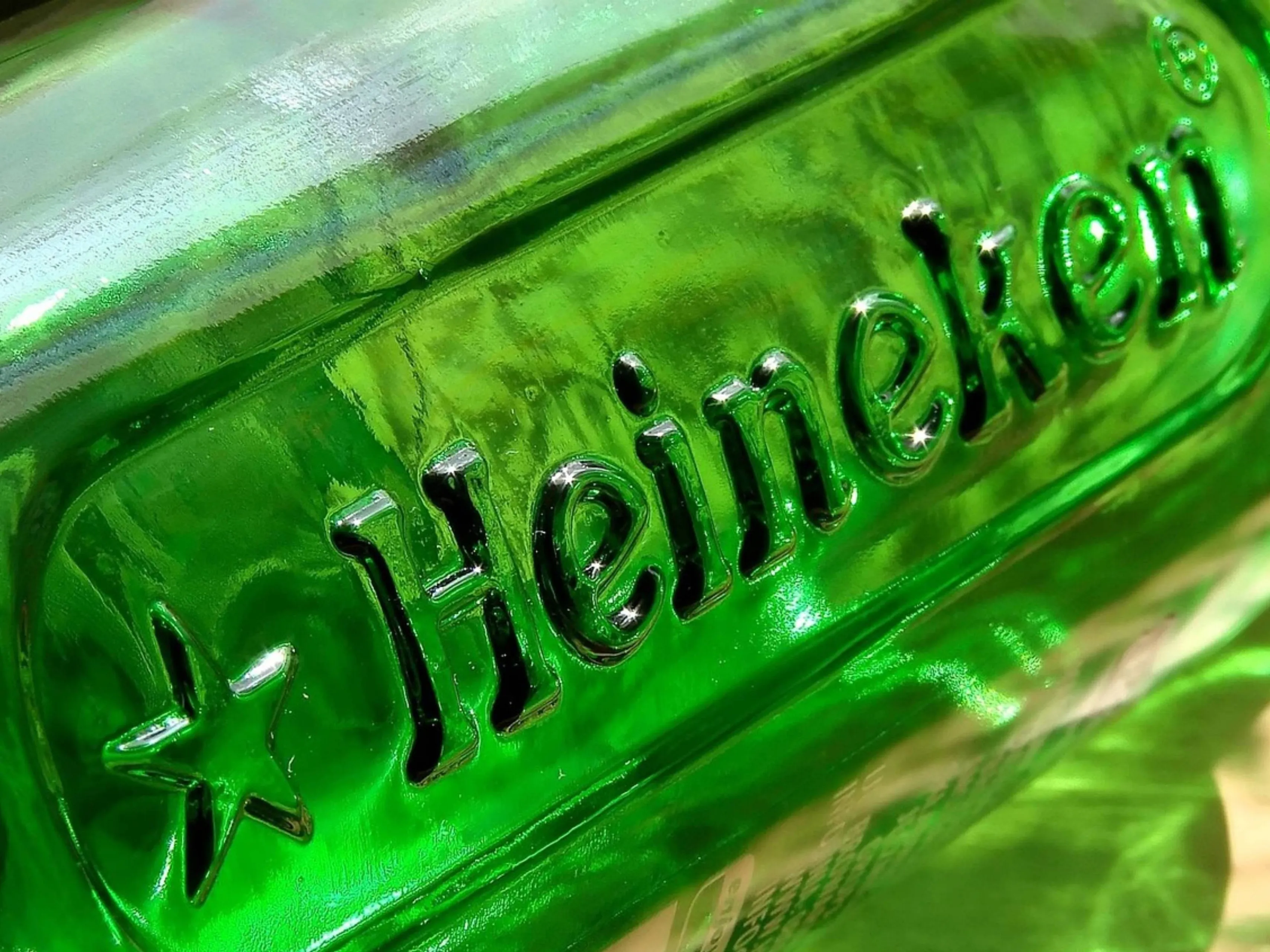 Heineken flesje extreme close up