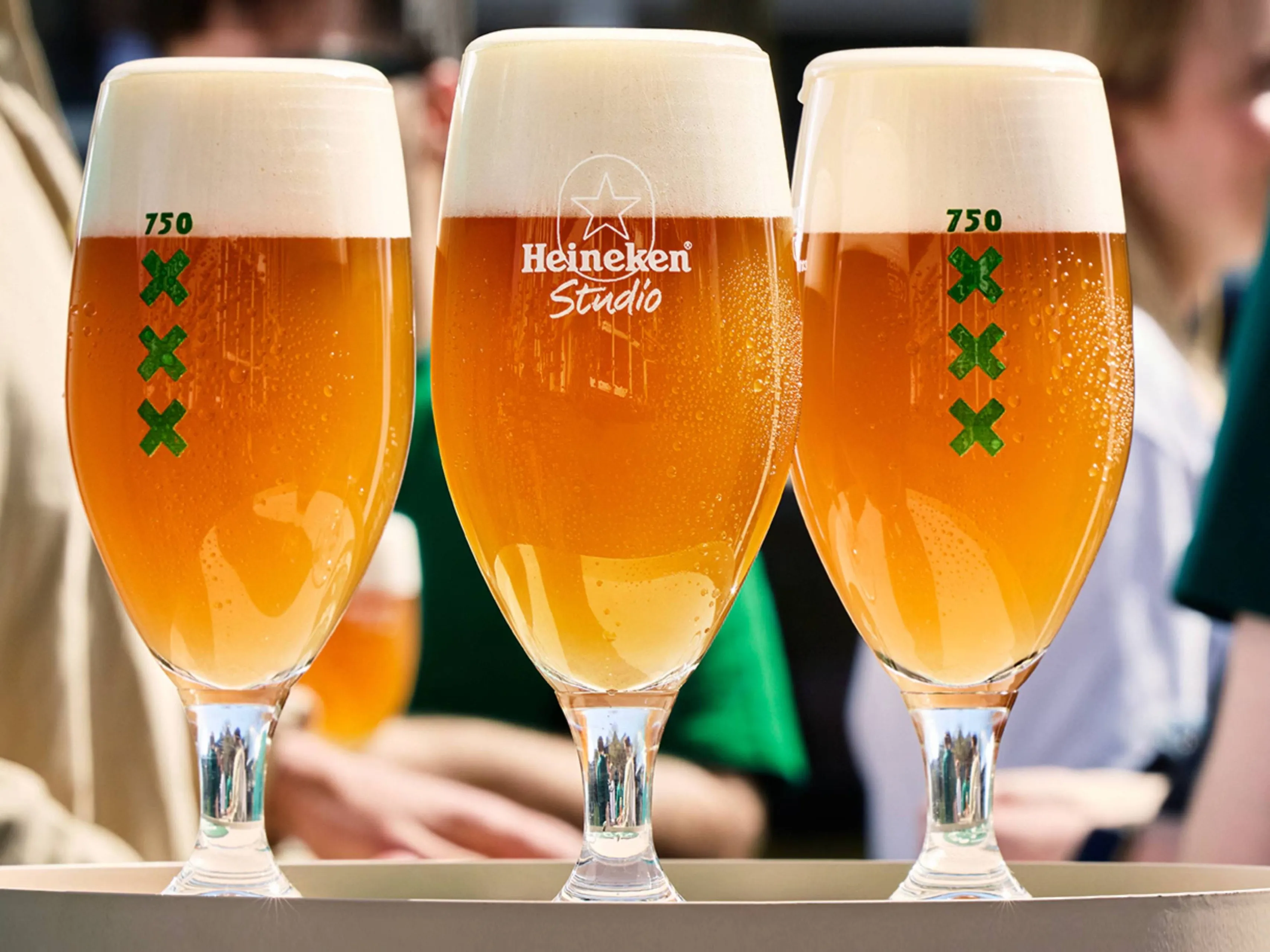 drie glazen Heineken Mokum 750 bier