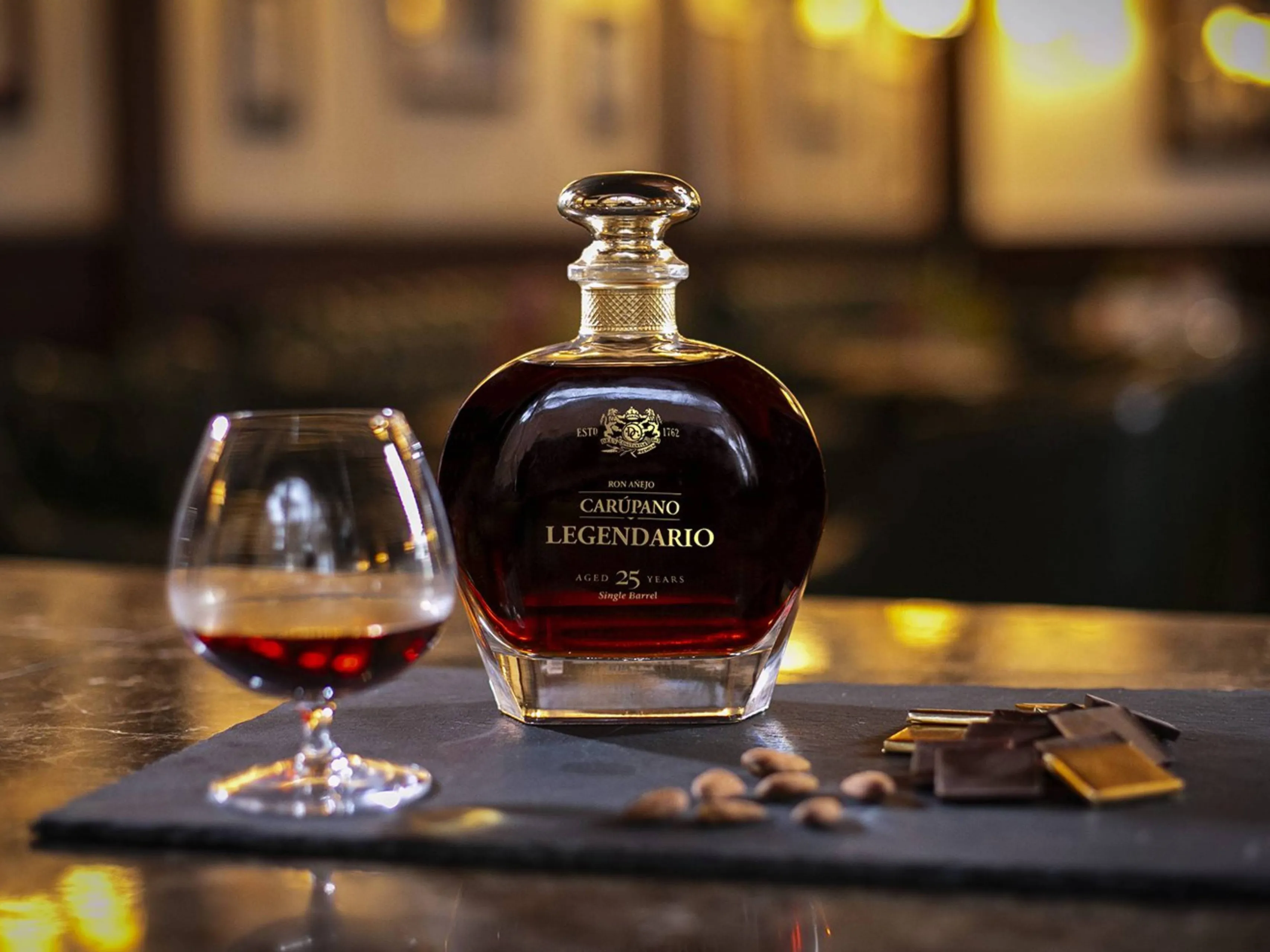 Ron Carupano met een glas rum erbij