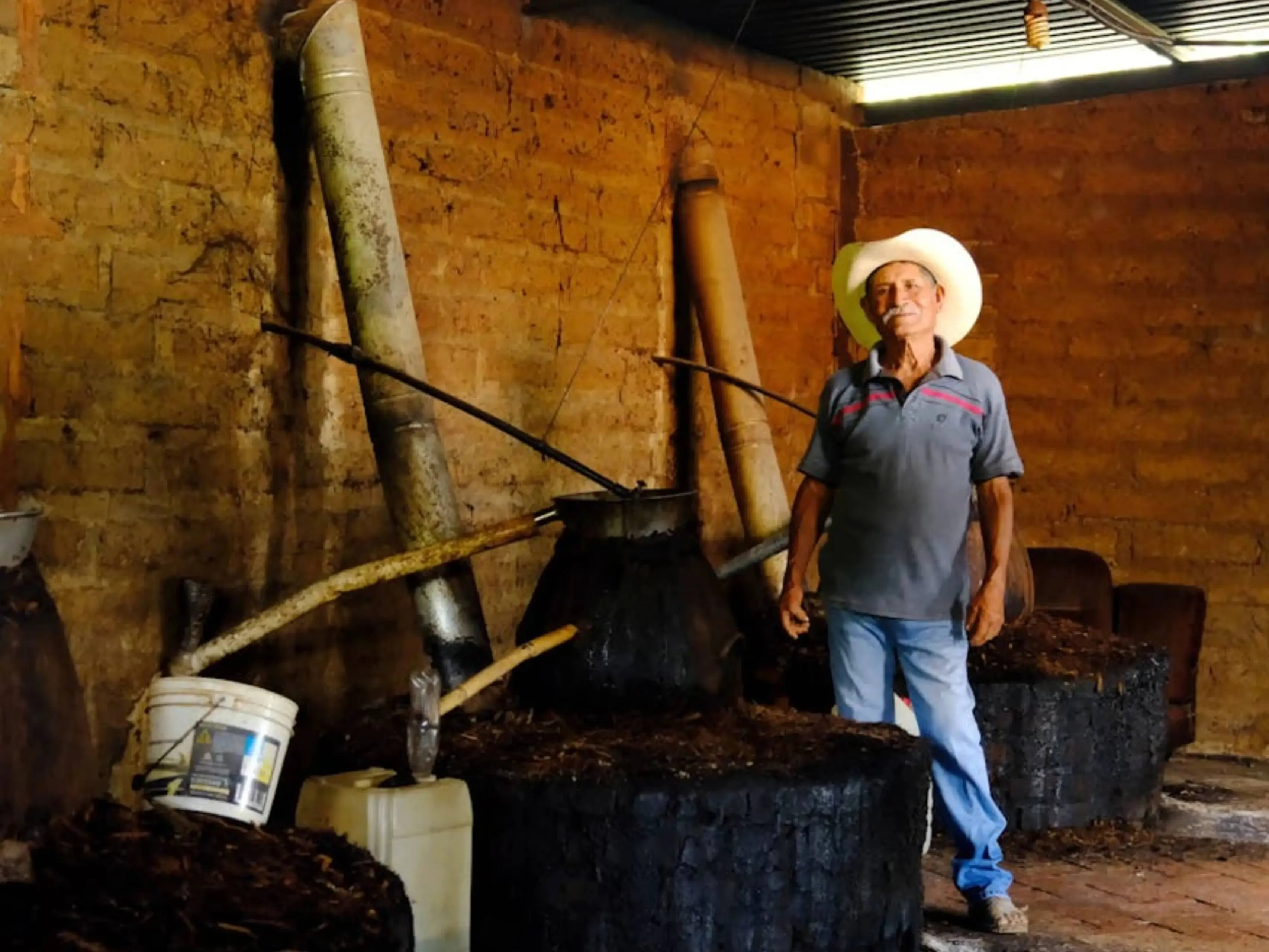 man bij ovens mezcaljpg