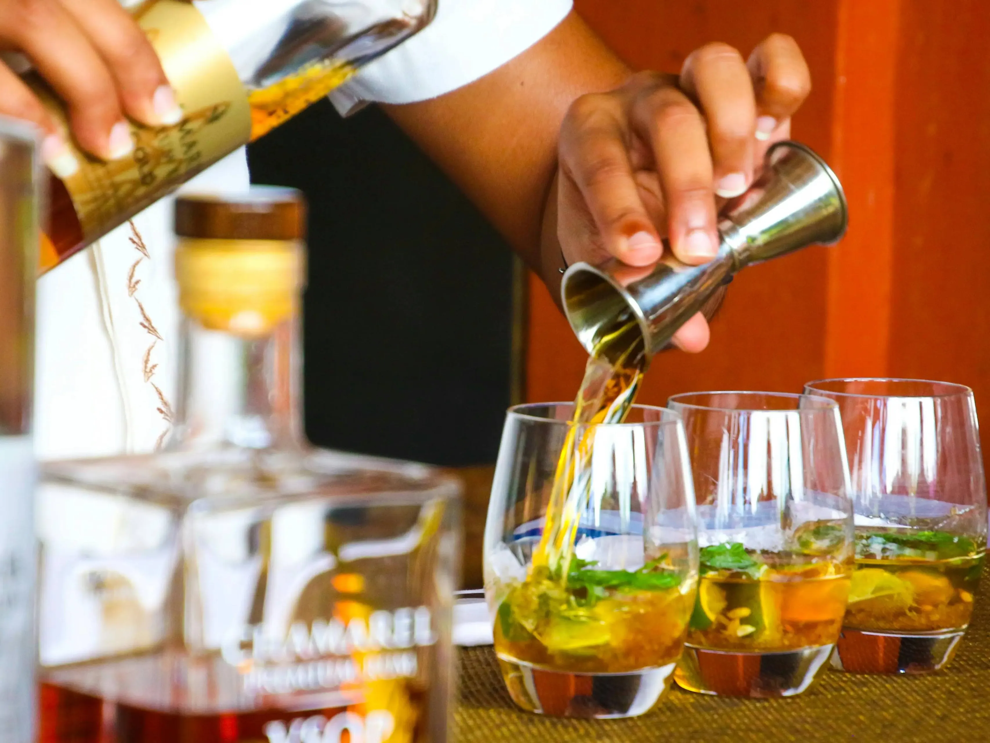 Cuba Libre rumcocktail in glasses with bartender