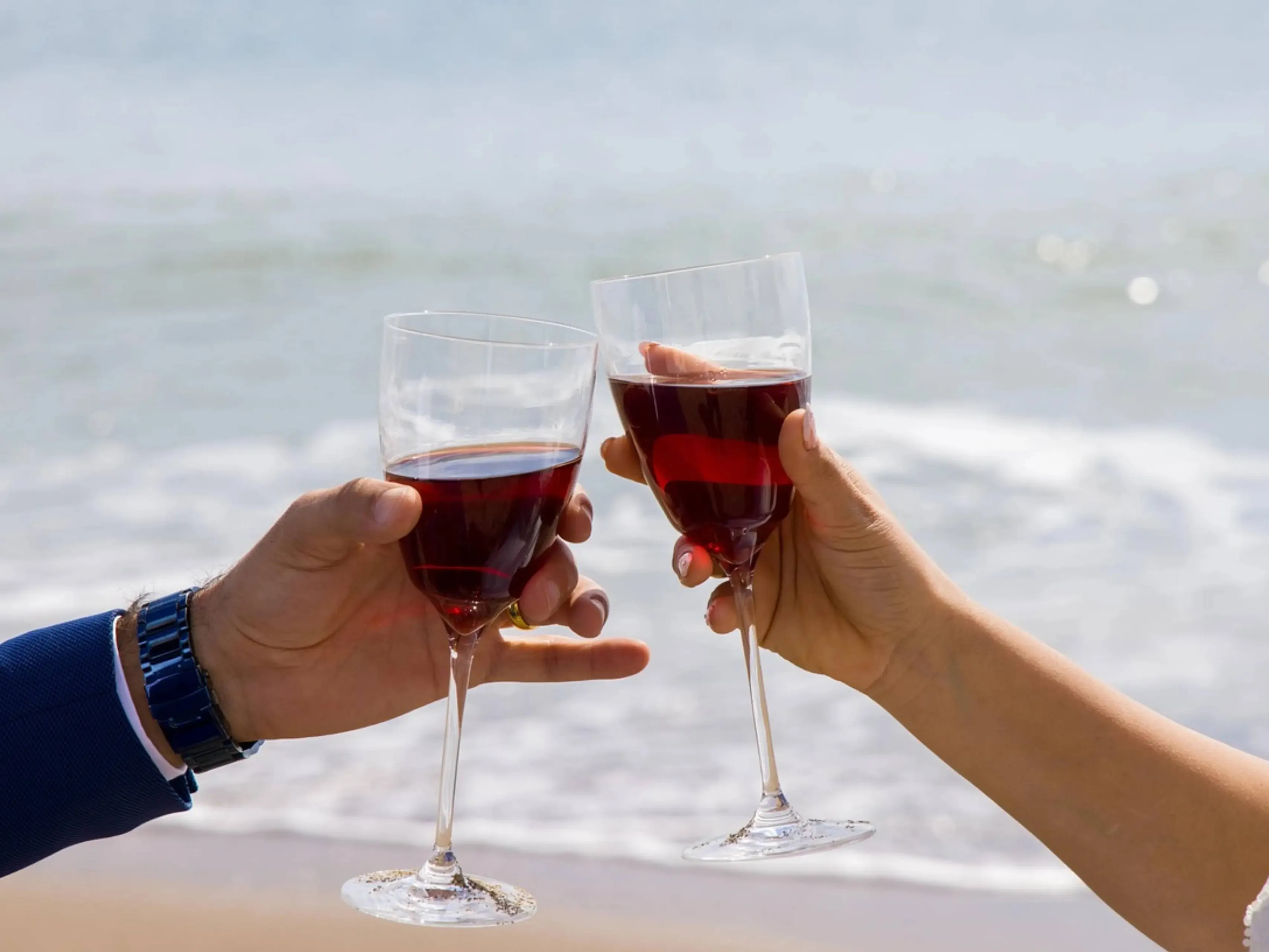 Wijn glazen proost bij zee