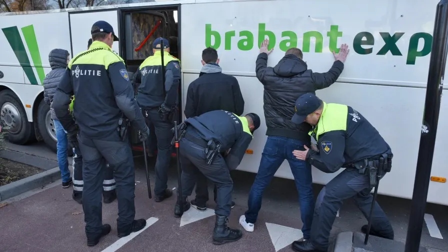 aanhouding sint activisten in bus