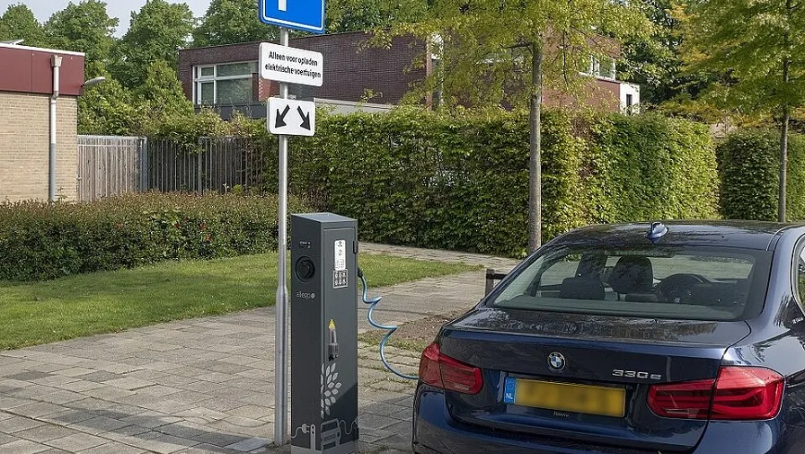 auto aan laadpaal f02dd06f6c