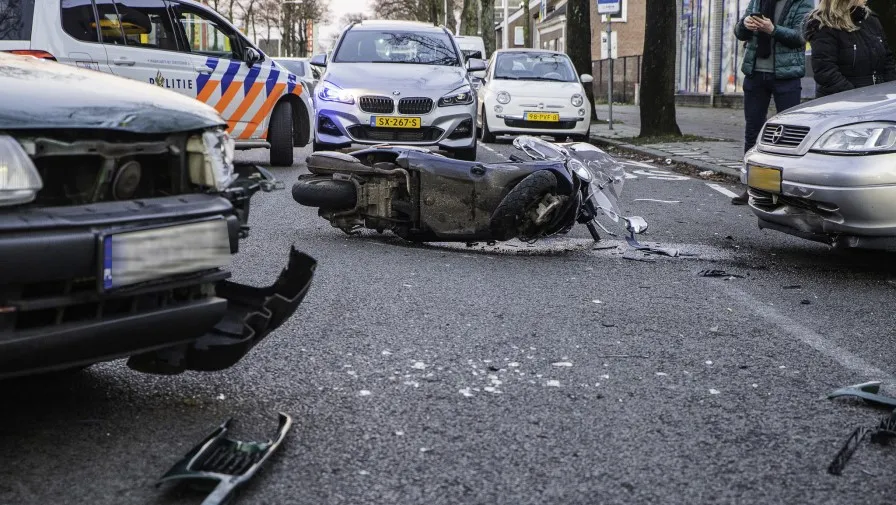 auto botst op scooter