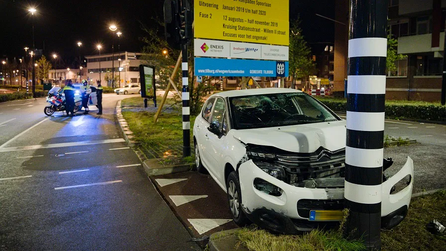 auto botst tegen lichtmast