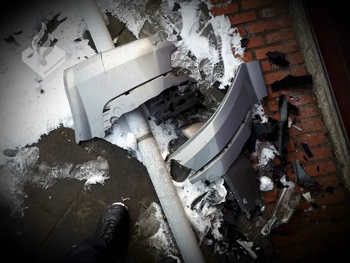 auto botst tegen woning