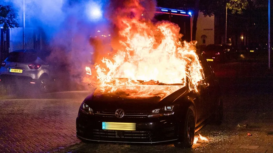 auto in brand gestoken aan de dessinateurstraat