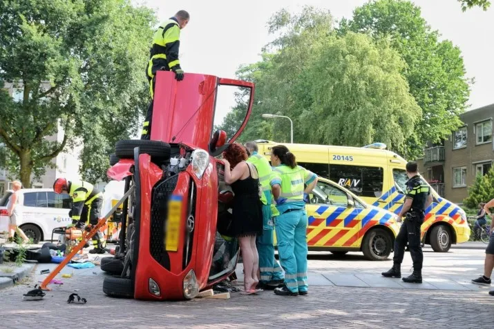 auto op zn kant tilburg na botsing tegen lantaarnpaal