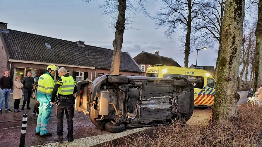 auto op zn kant udenhout
